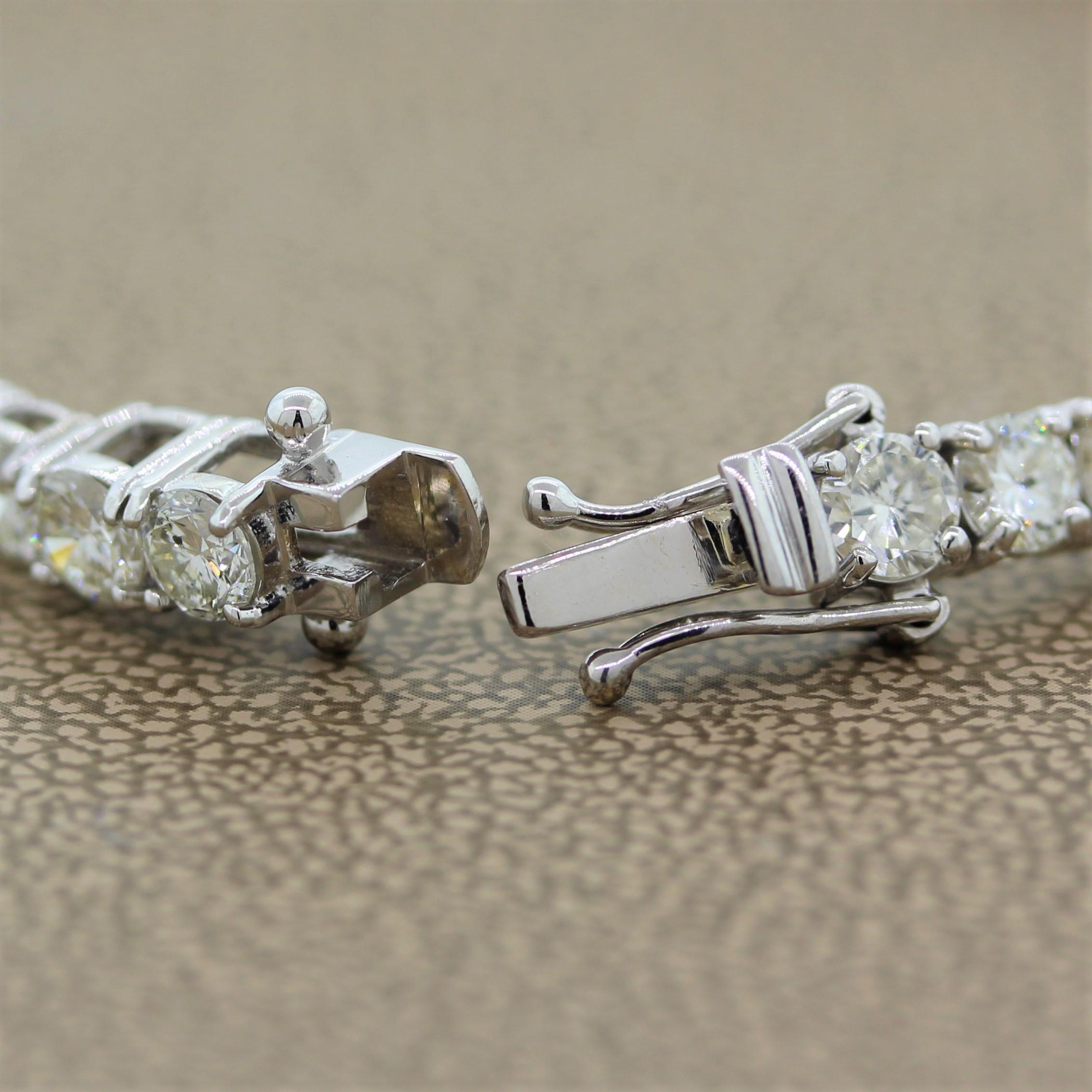 Bracelet tennis classique en or et diamants ronds en vente 2