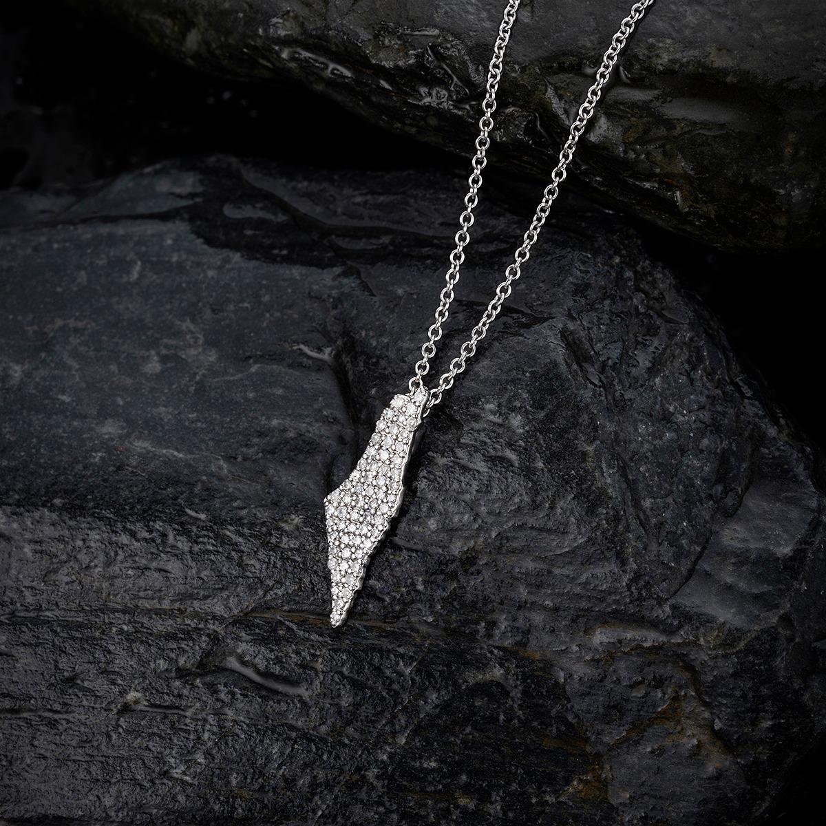 This exquisite 14k gold necklace, featuring a stunning round diamond, offers a timeless elegance that beautifully complements any outfit. Crafted with precision, the delicate map design adds a unique touch, making it both a meaningful and luxurious