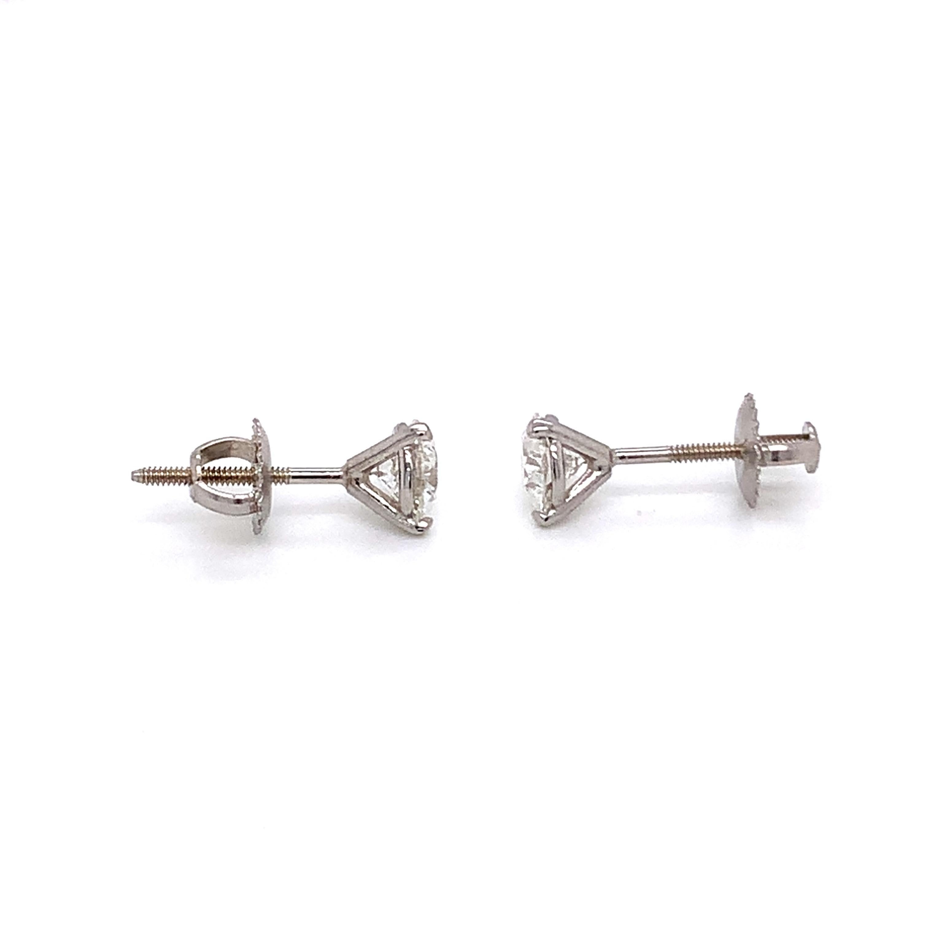 Classic Round Diamond Stud Earrings In New Condition In Miami, FL