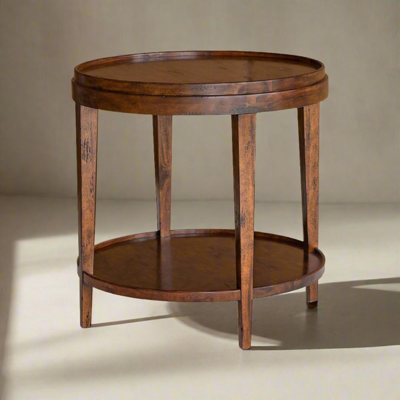 Ein klassischer runder Beistelltisch mit einer rustikalen, warmen Landhausoptik. Zweistöckiger Beistelltisch mit hölzerner Schalenplatte, quadratischen, sich verjüngenden Beinen und rundem Sockel mit Regalbrettern.

Abmessungen: 27