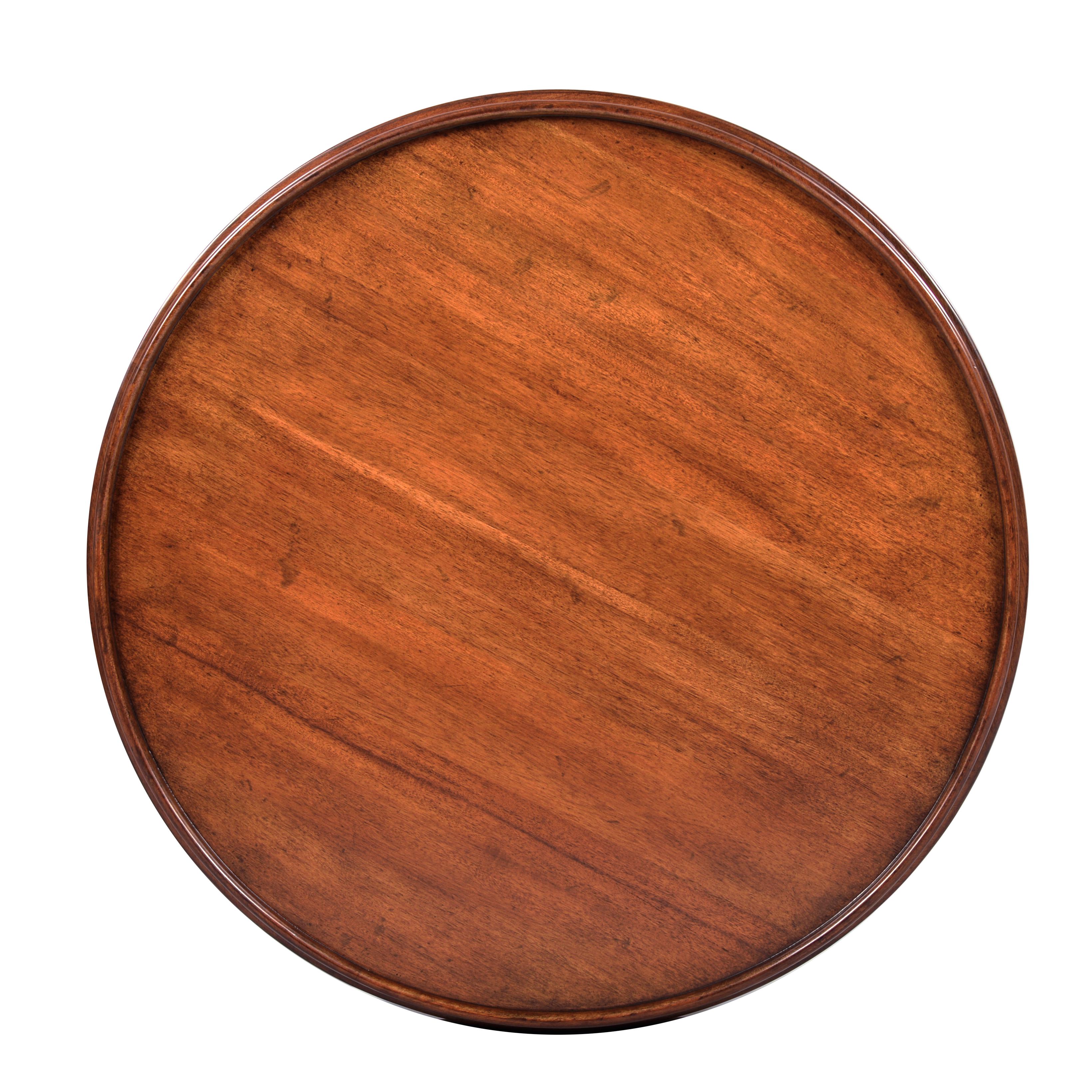 Rustique Table d'extrémité ronde classique, noyer en vente