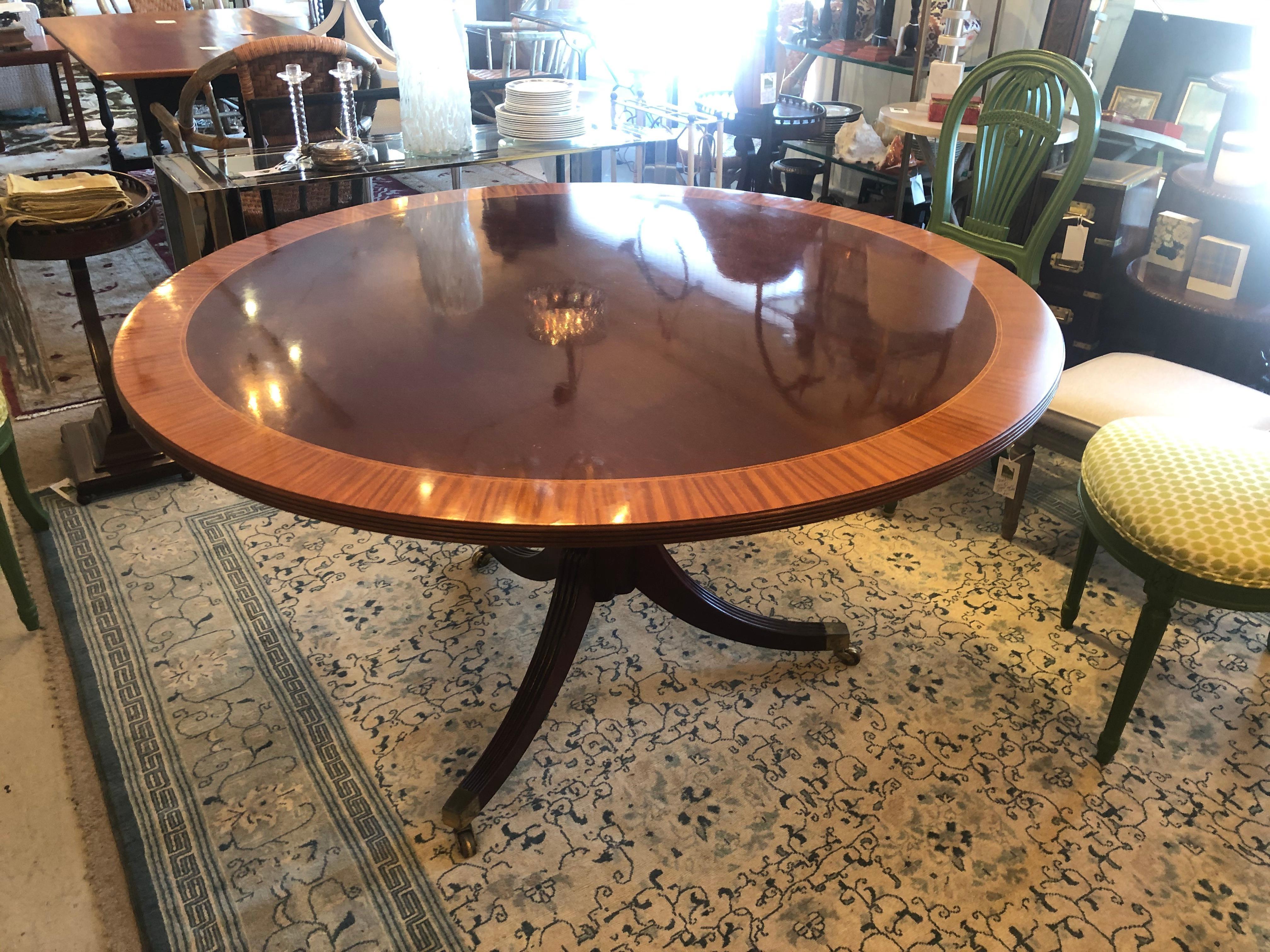 Classic Round Mahogany and Banded Satinwood Dining Table Center Table by Baker In Good Condition In Hopewell, NJ