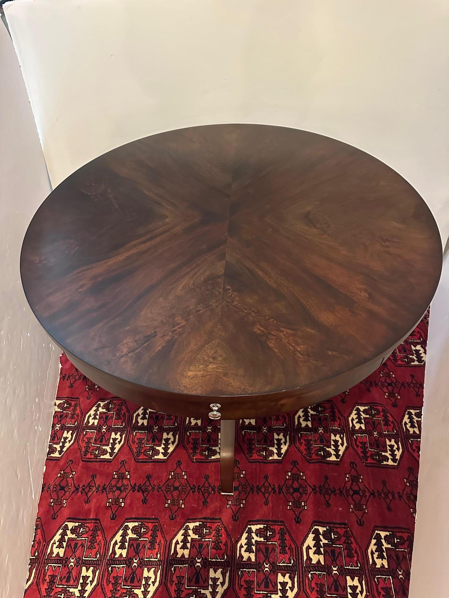 Classico ed elegante tavolino rotondo moderno o da centro con 4 cassetti, di cui solo 1 funzionale.
Piedini rivestiti in nichel silver
