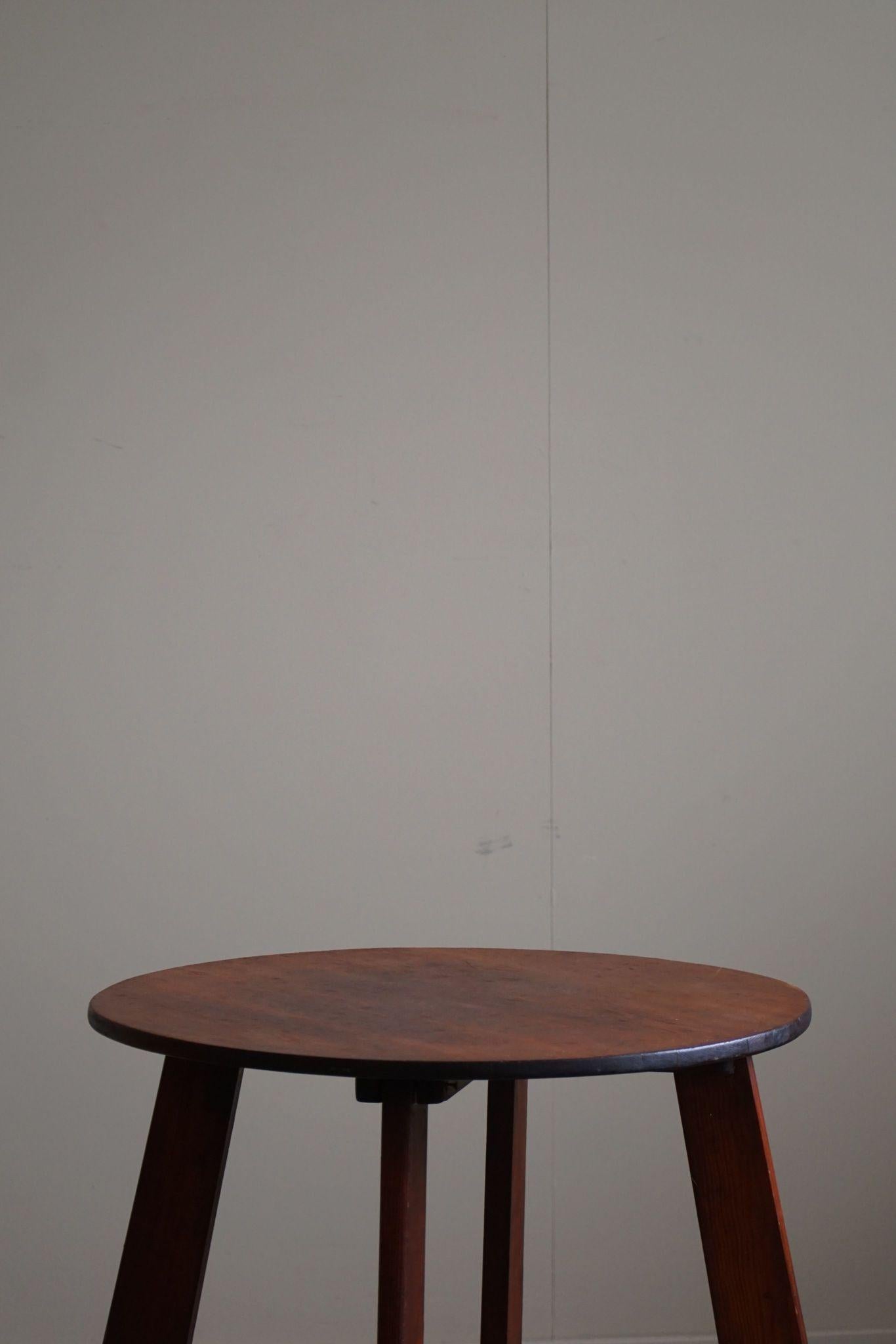 Classic Runder Beistelltisch aus Kiefer, Danish Modern, hergestellt in den 1940er Jahren im Angebot 3