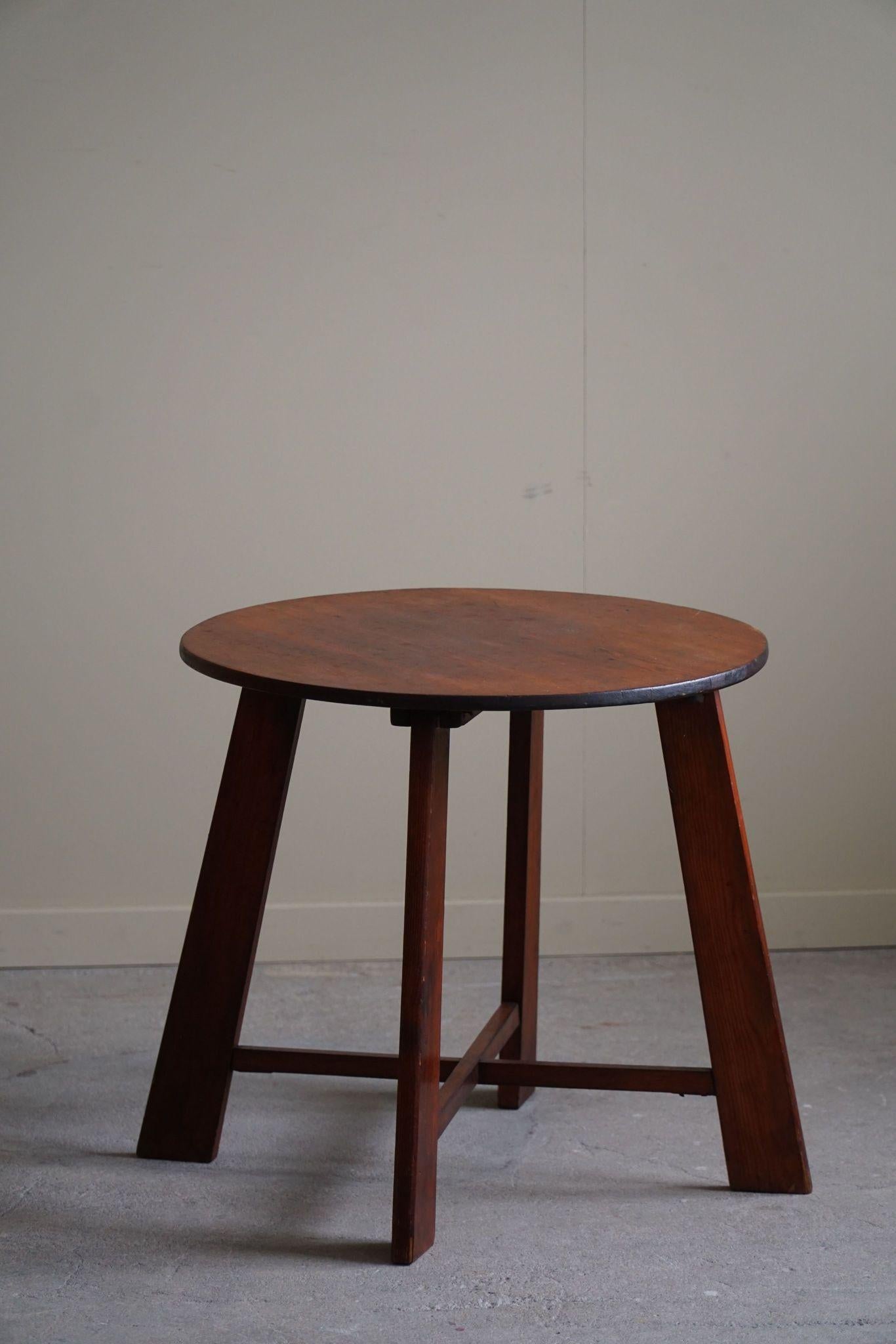 Classic Runder Beistelltisch aus Kiefer, Danish Modern, hergestellt in den 1940er Jahren im Angebot 5