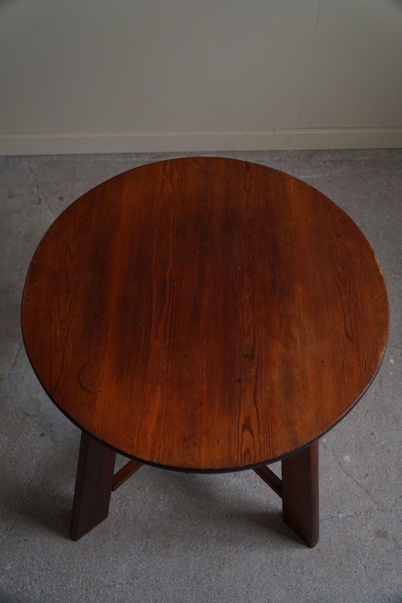 Classic Runder Beistelltisch aus Kiefer, Danish Modern, hergestellt in den 1940er Jahren im Angebot 6