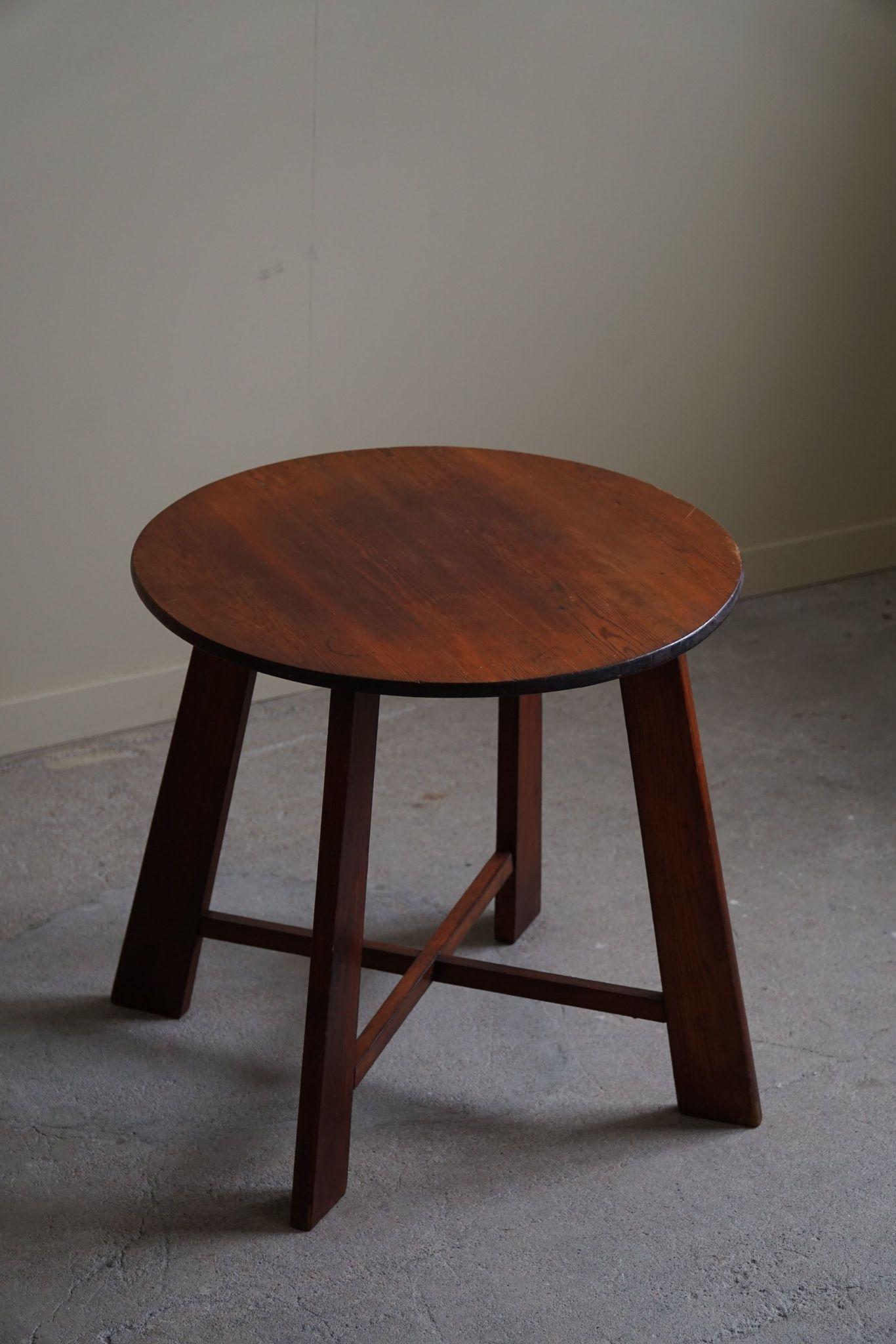 Classic Runder Beistelltisch aus Kiefer, Danish Modern, hergestellt in den 1940er Jahren (Kiefernholz) im Angebot