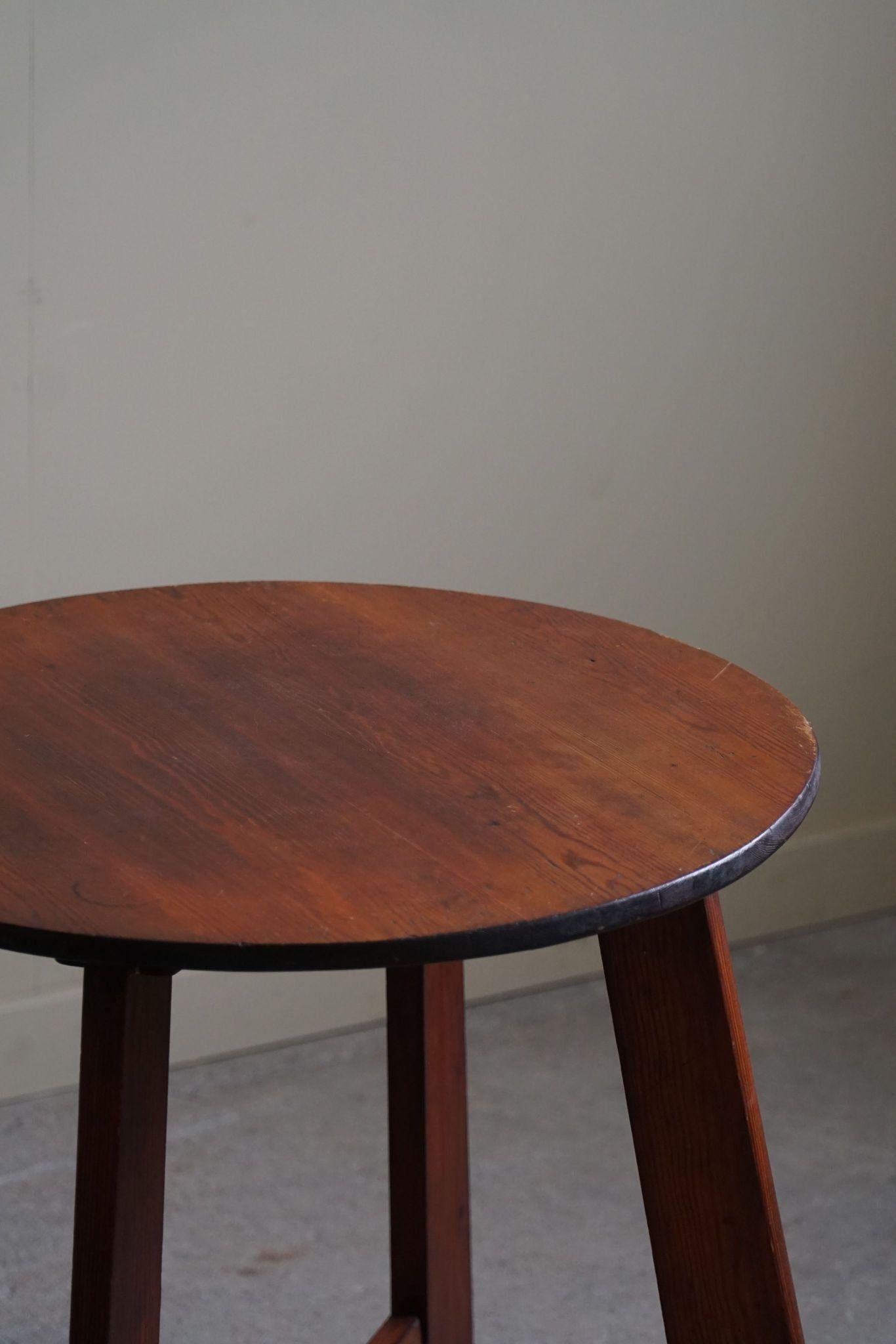 Classic Runder Beistelltisch aus Kiefer, Danish Modern, hergestellt in den 1940er Jahren im Angebot 1