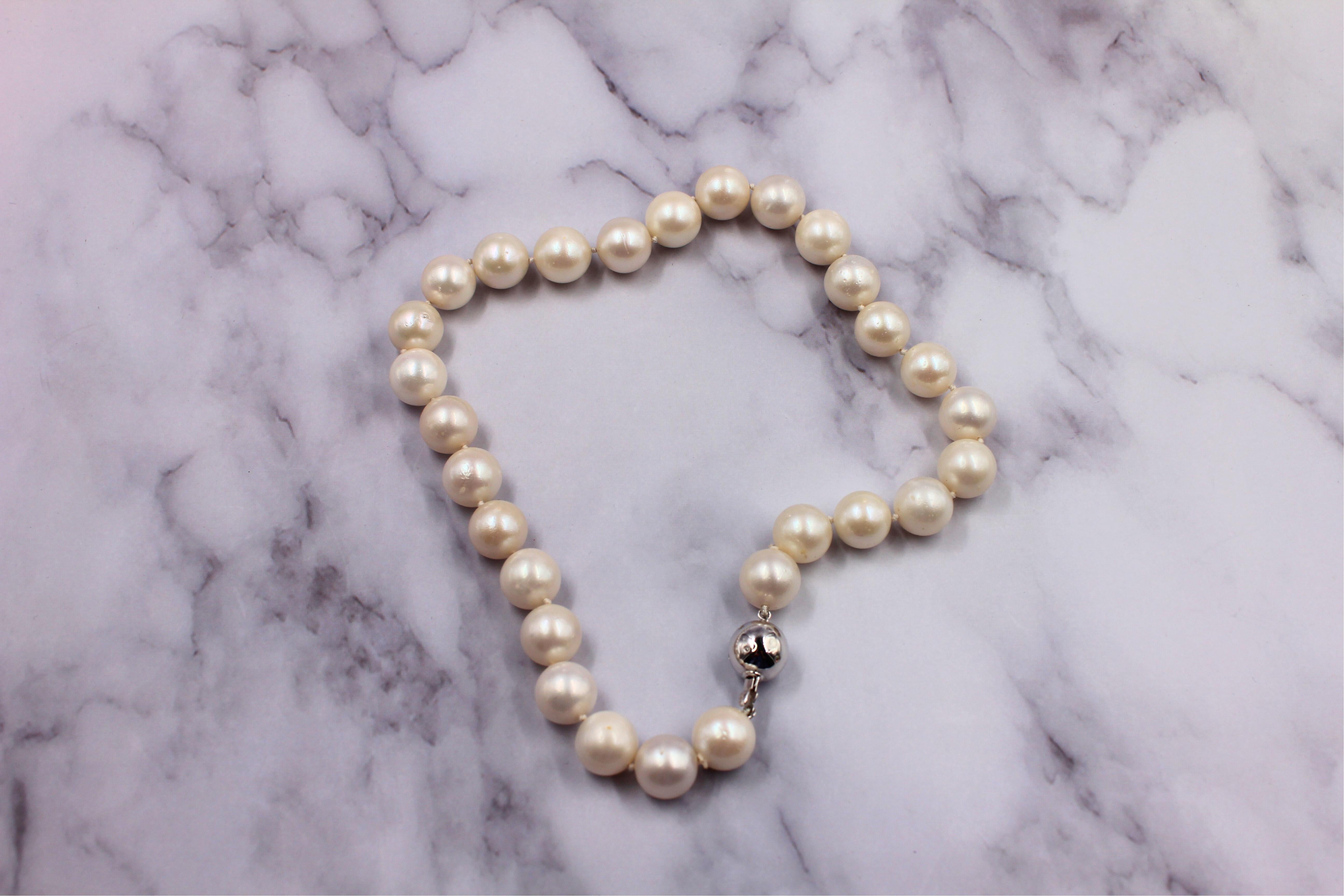 Collier classique de perles blanches rondes des mers du Sud avec perles courtes en or blanc 18 carats et diamants en vente 4