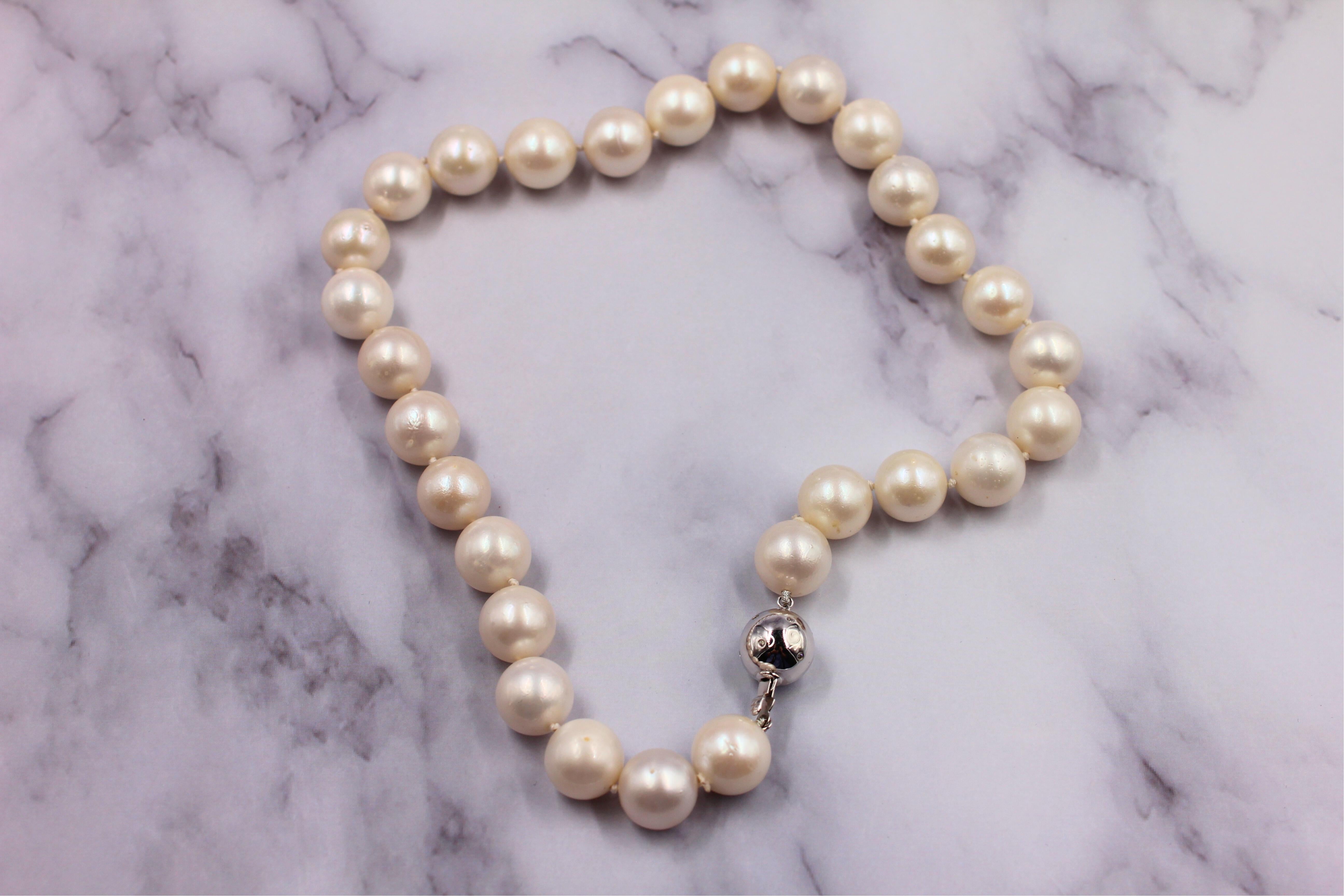 Collier classique de perles blanches rondes des mers du Sud avec perles courtes en or blanc 18 carats et diamants en vente 5