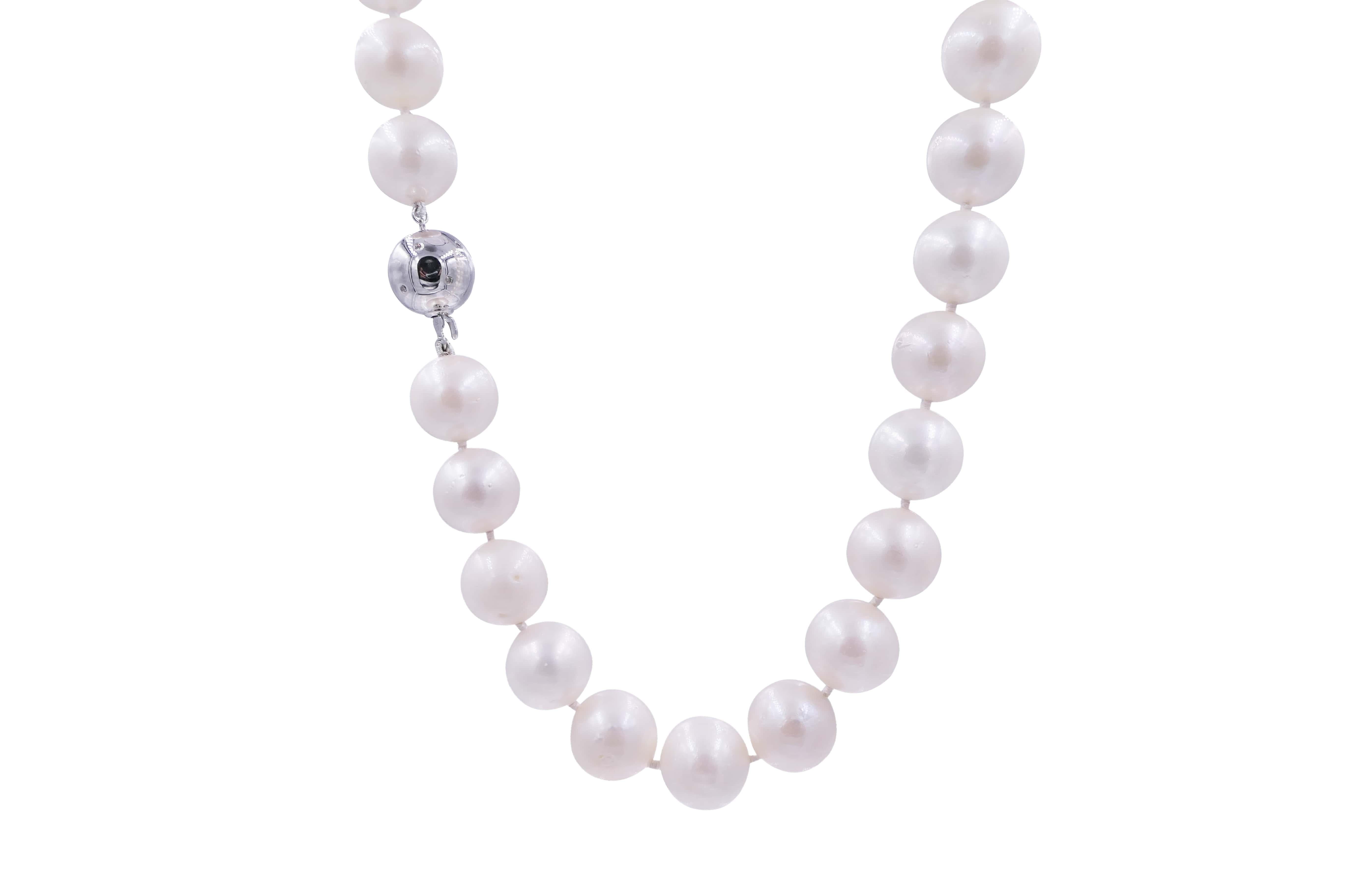Moderne Collier classique de perles blanches rondes des mers du Sud avec perles courtes en or blanc 18 carats et diamants en vente