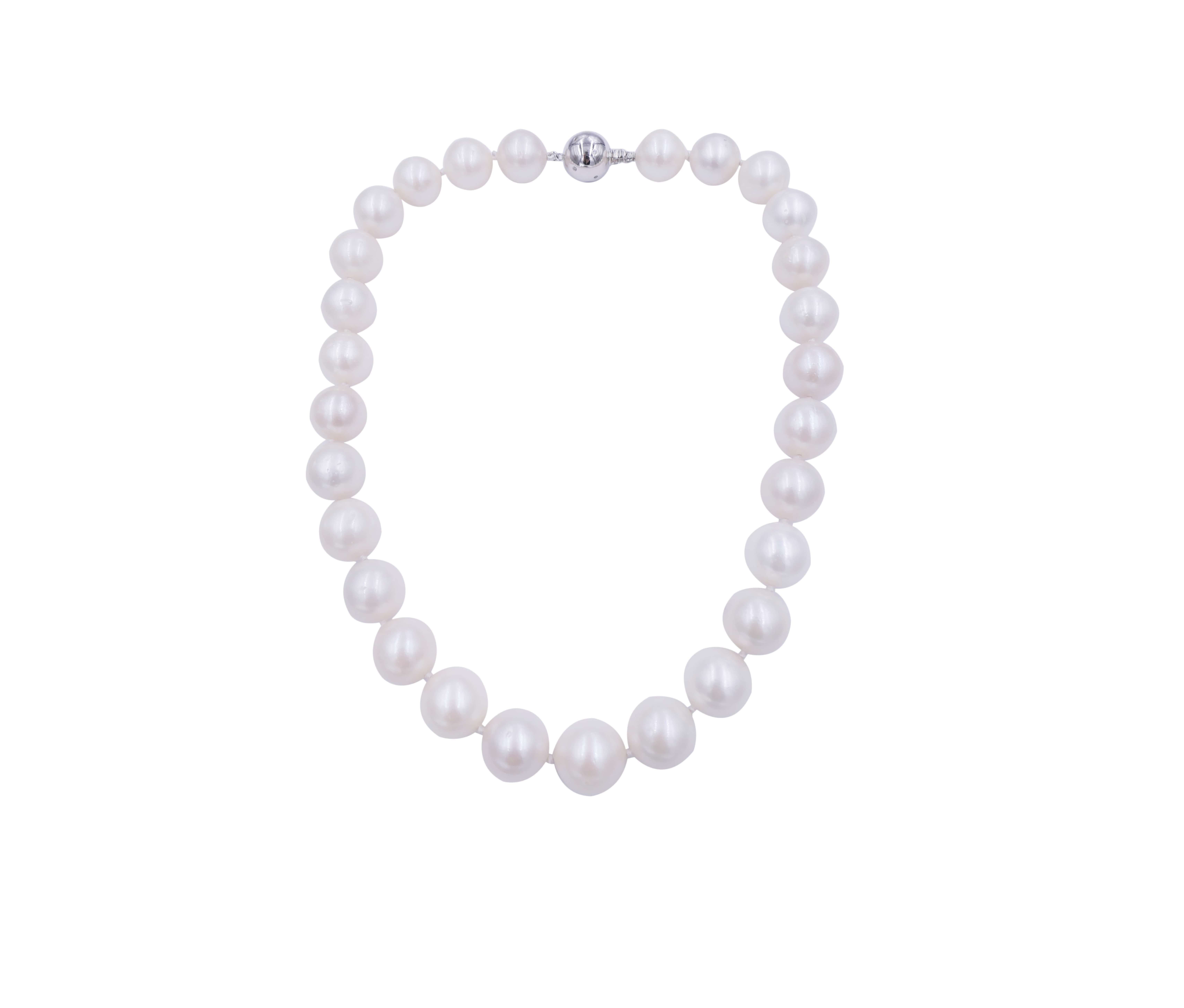 Taille ronde Collier classique de perles blanches rondes des mers du Sud avec perles courtes en or blanc 18 carats et diamants en vente