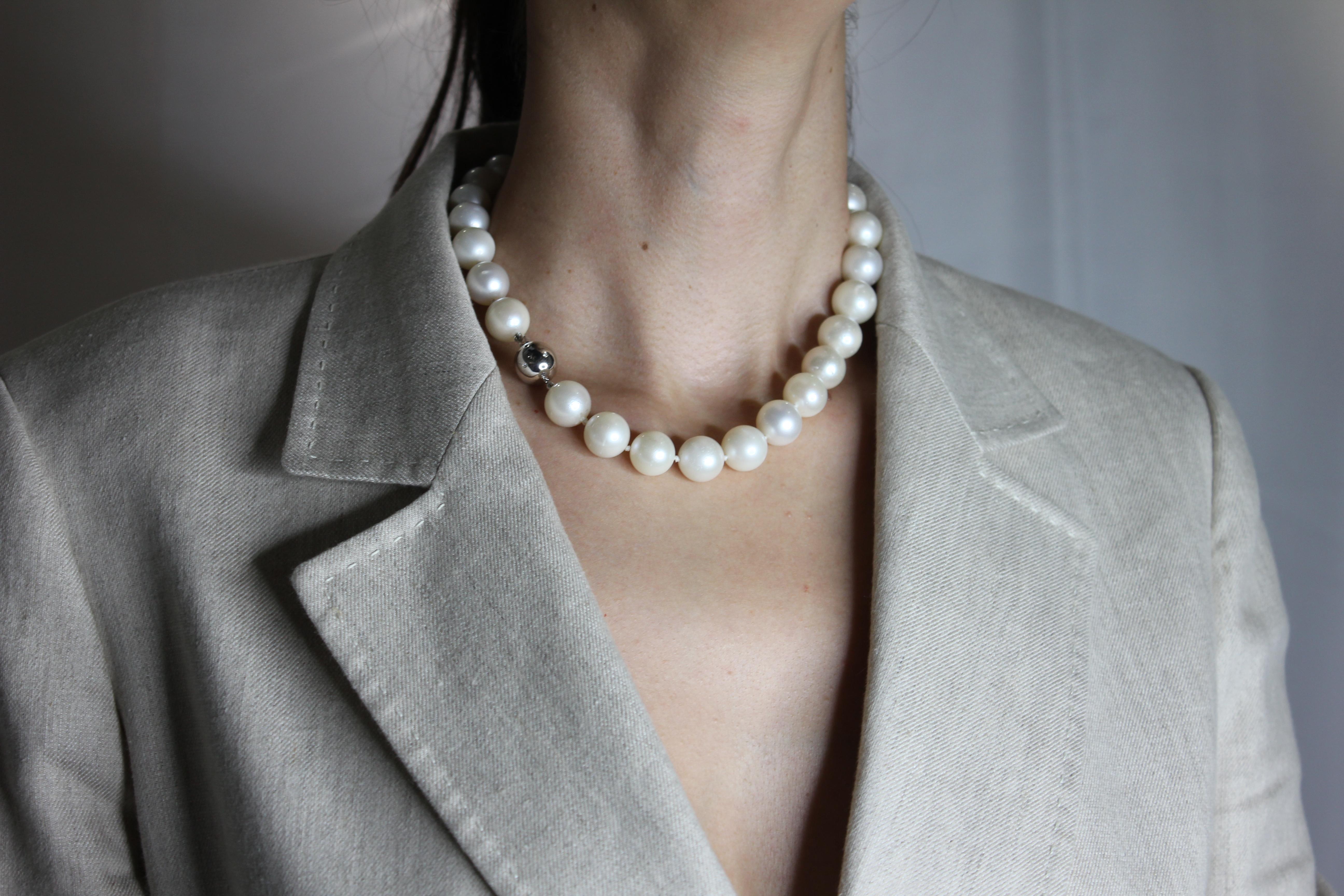 Collier classique de perles blanches rondes des mers du Sud avec perles courtes en or blanc 18 carats et diamants Unisexe en vente