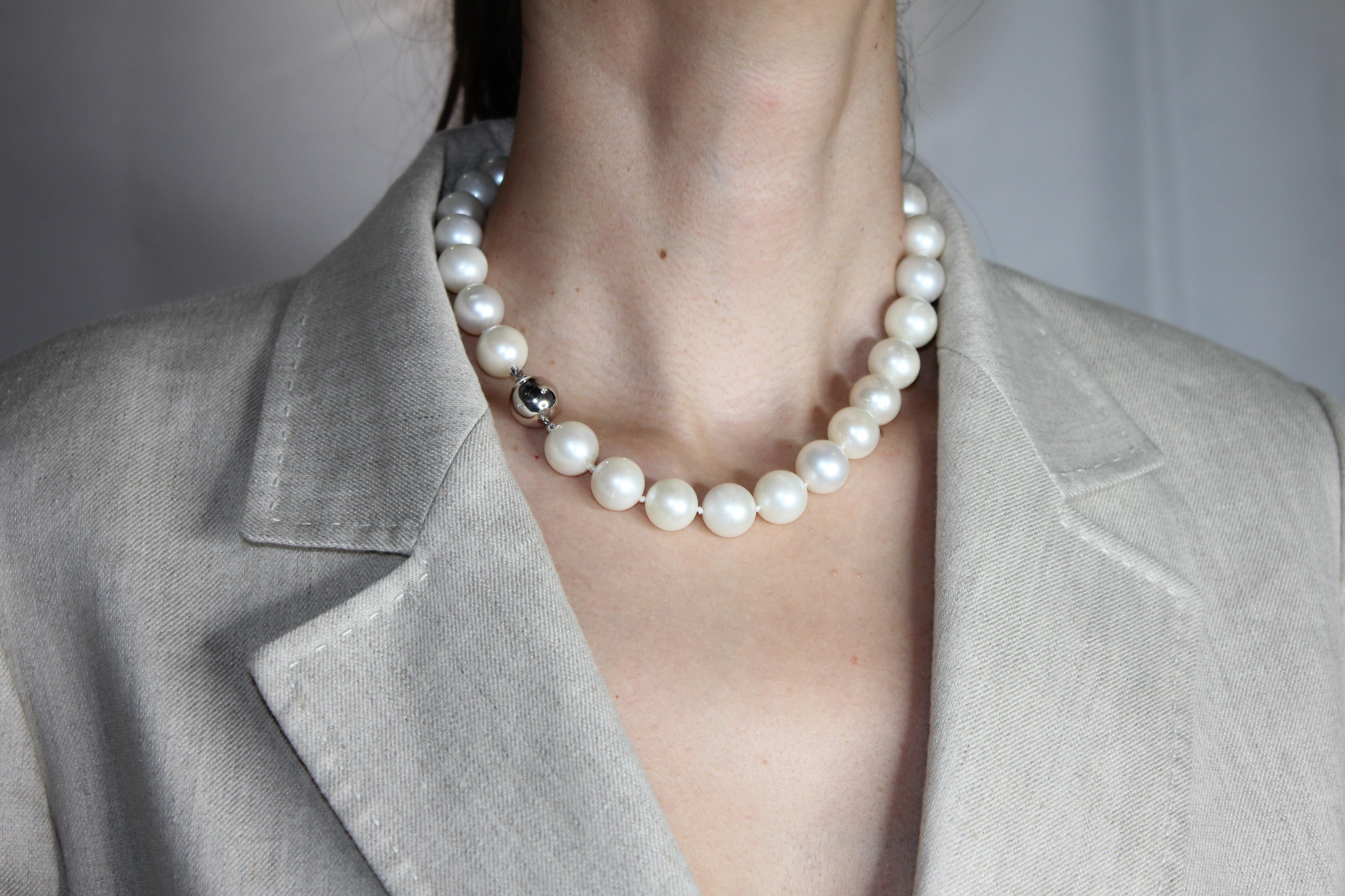 Collier classique de perles blanches rondes des mers du Sud avec perles courtes en or blanc 18 carats et diamants en vente 1