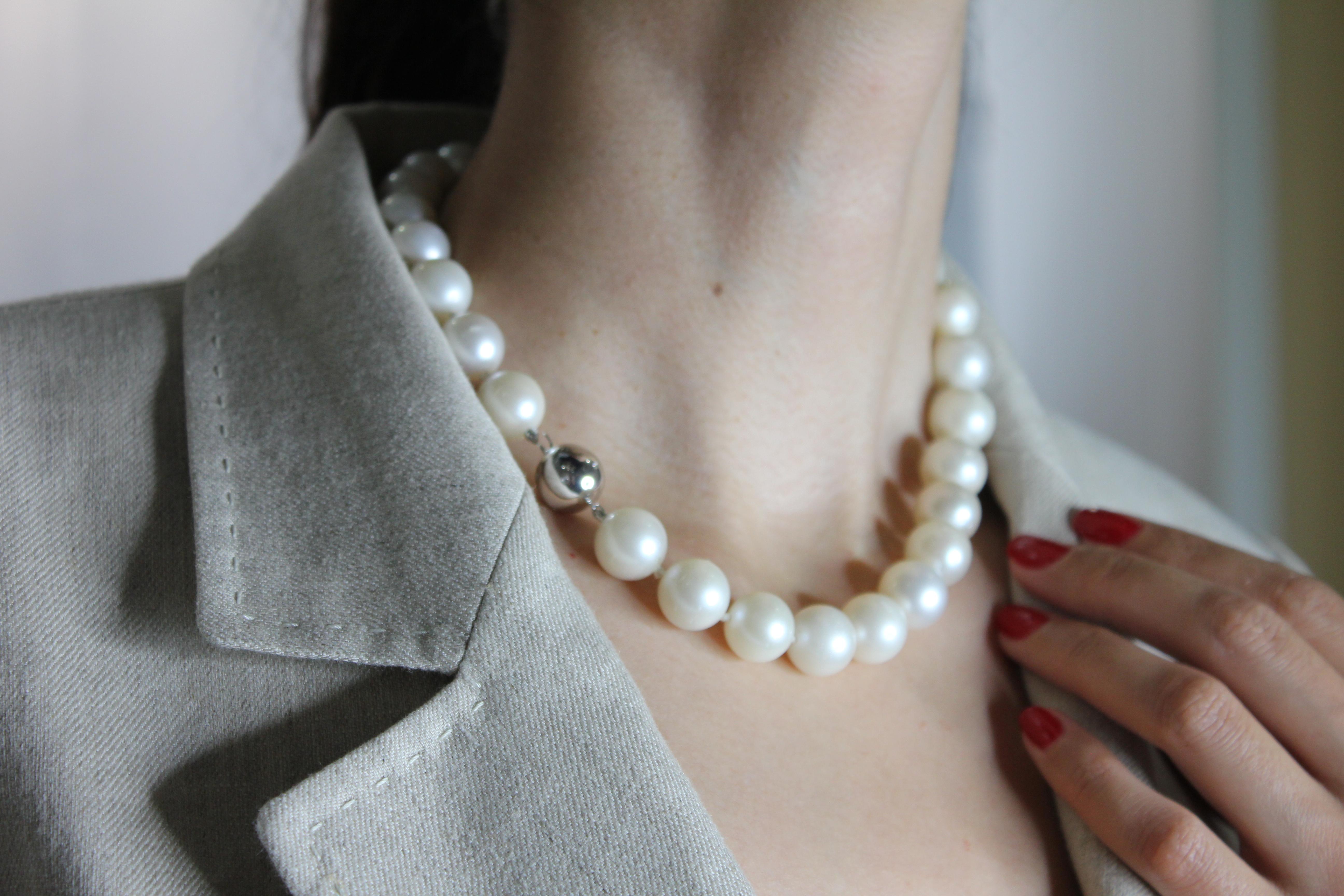 Collier classique de perles blanches rondes des mers du Sud avec perles courtes en or blanc 18 carats et diamants en vente 2