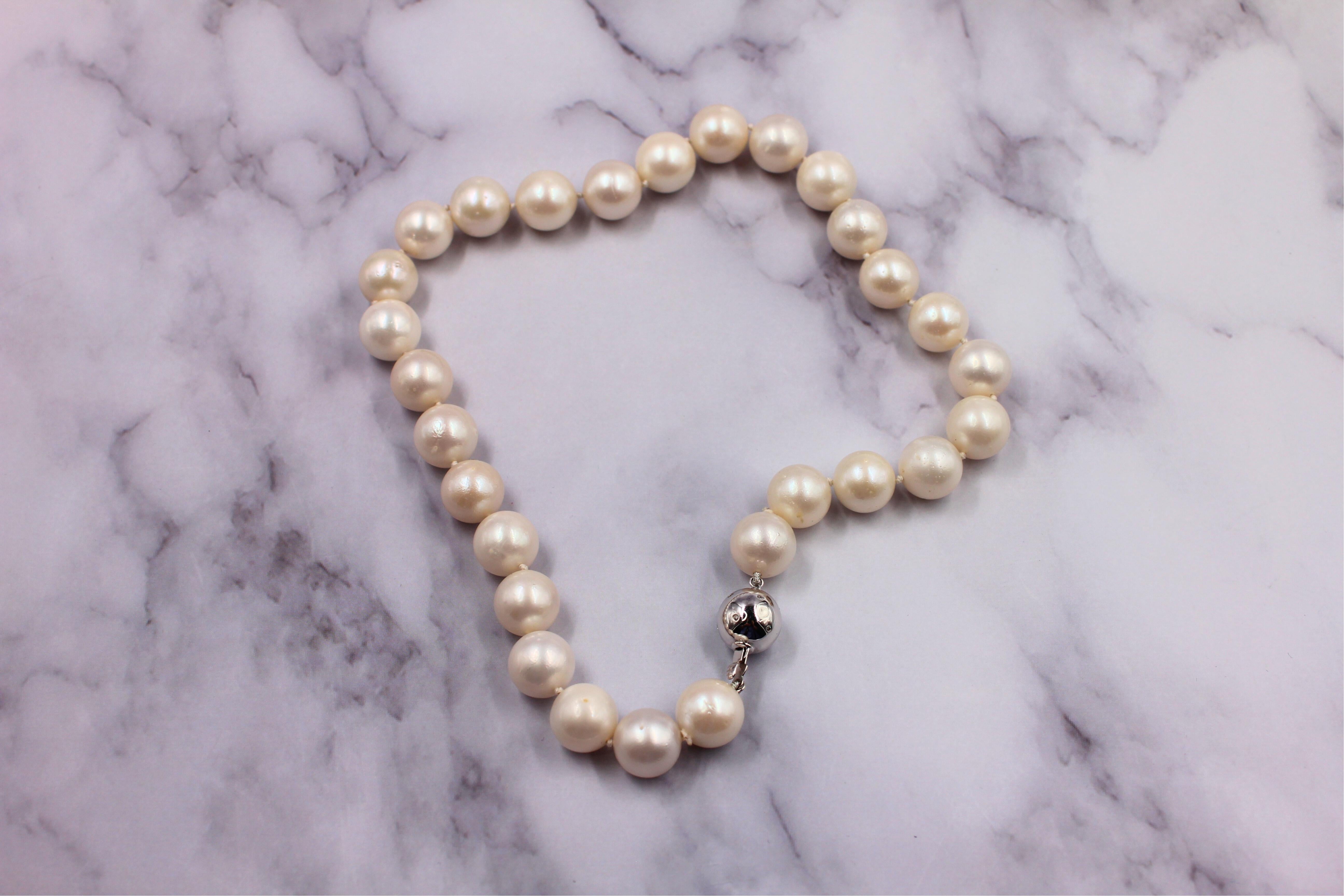 Collier classique de perles blanches rondes des mers du Sud avec perles courtes en or blanc 18 carats et diamants en vente 3