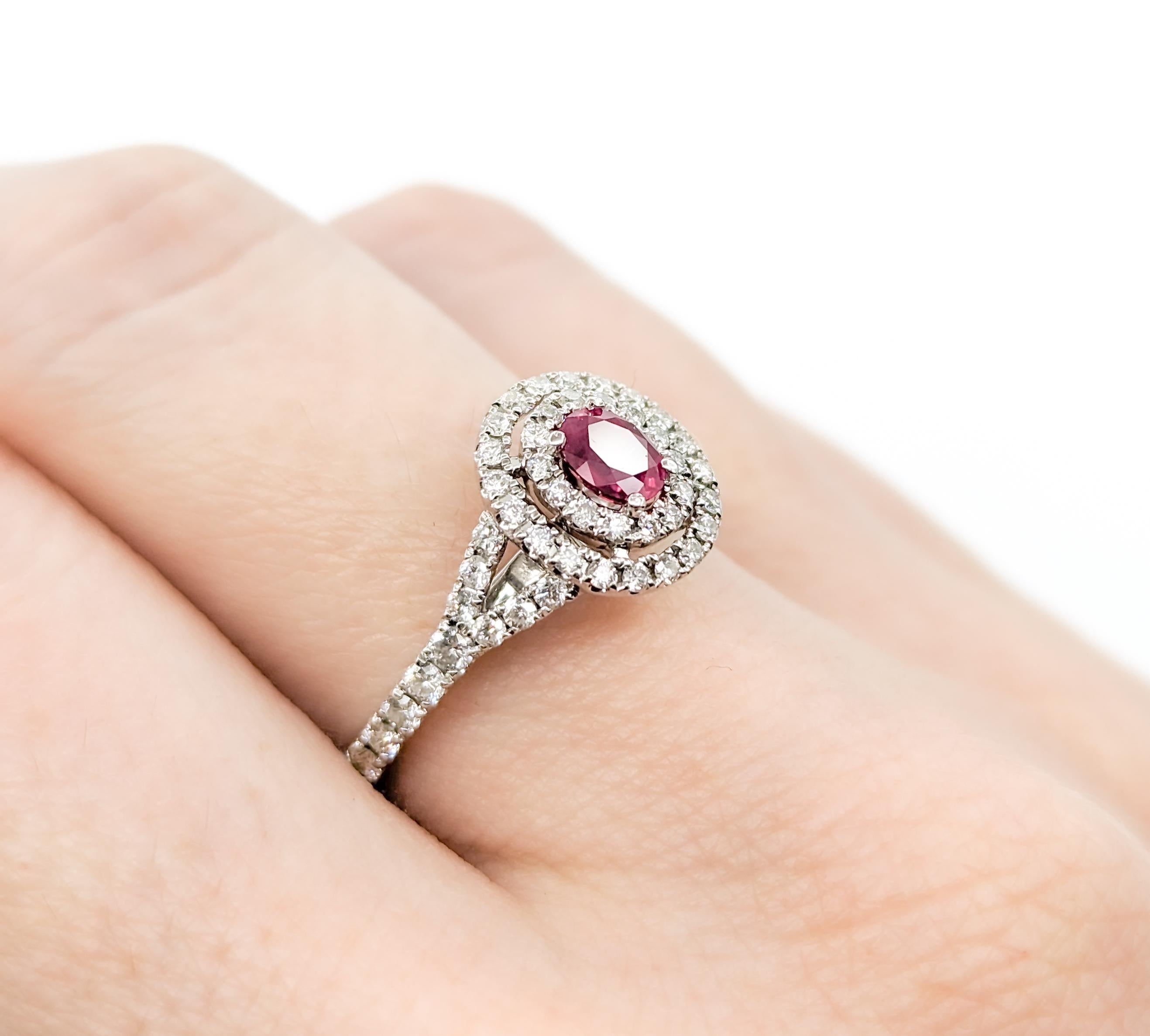 Classic Rubin & Diamant Double Halo Ring in Weißgold (Ovalschliff)