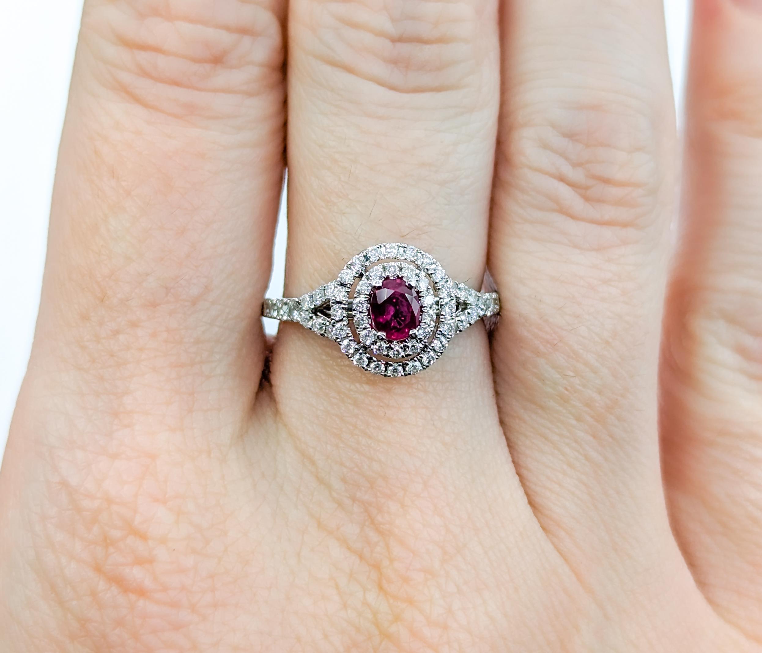 Classic Rubin & Diamant Double Halo Ring in Weißgold im Zustand „Hervorragend“ in Bloomington, MN