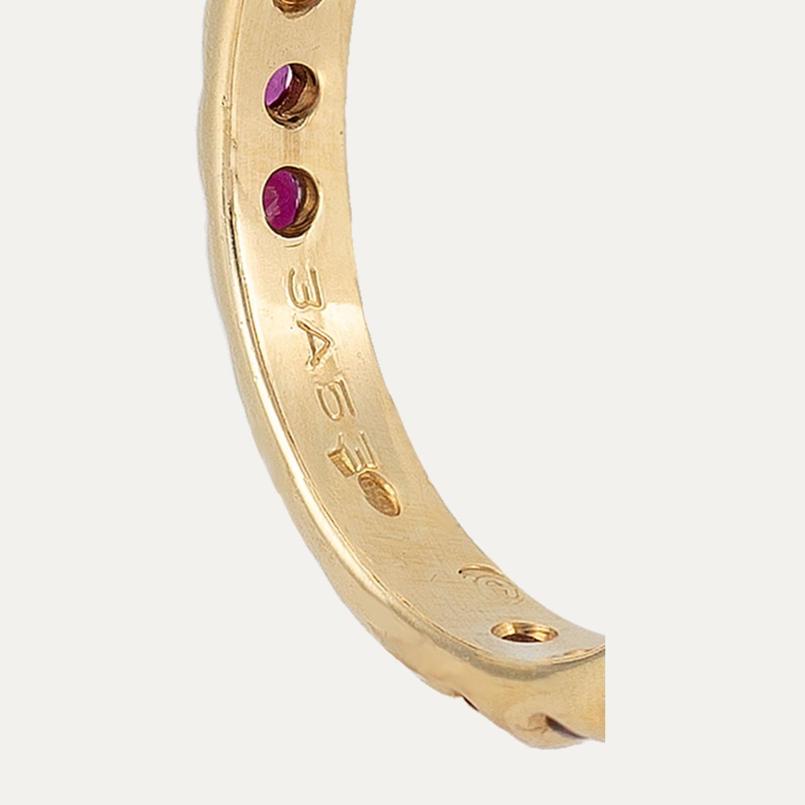 
18kt – 750‰ yellow gold ring, adorned with a continuous row of 24 rubies, distributed along the entire ring. A very classic and discreet ring. Can be paired with the same model with emeralds.


