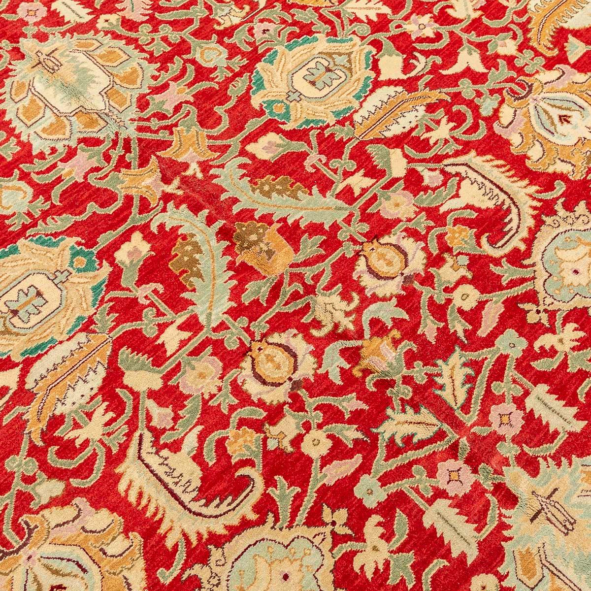 Classic Rug Agra of Palmts and Interlaced Flowers Wool Handmade In Excellent Condition For Sale In MADRID, ES