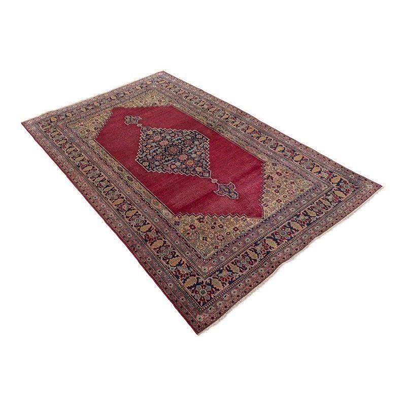Persian Meshed rug from the first quarter of the 20th century. Measures: 2.06 x 1.30 m.
- Classic design rug, with a large central medallion on a burgundy background.
- Four highly worked corners with interlocking flowers.
- The edge is very