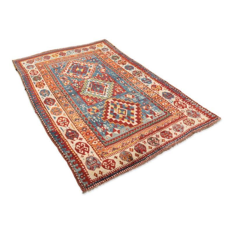 Rug of the Caucasus region of nomadic origin
- Elaborated with a geometric design on an axis of three central diamonds that each one of them is different.
- Handmade.
- It style is characterized by its geometric designs and the richness of its