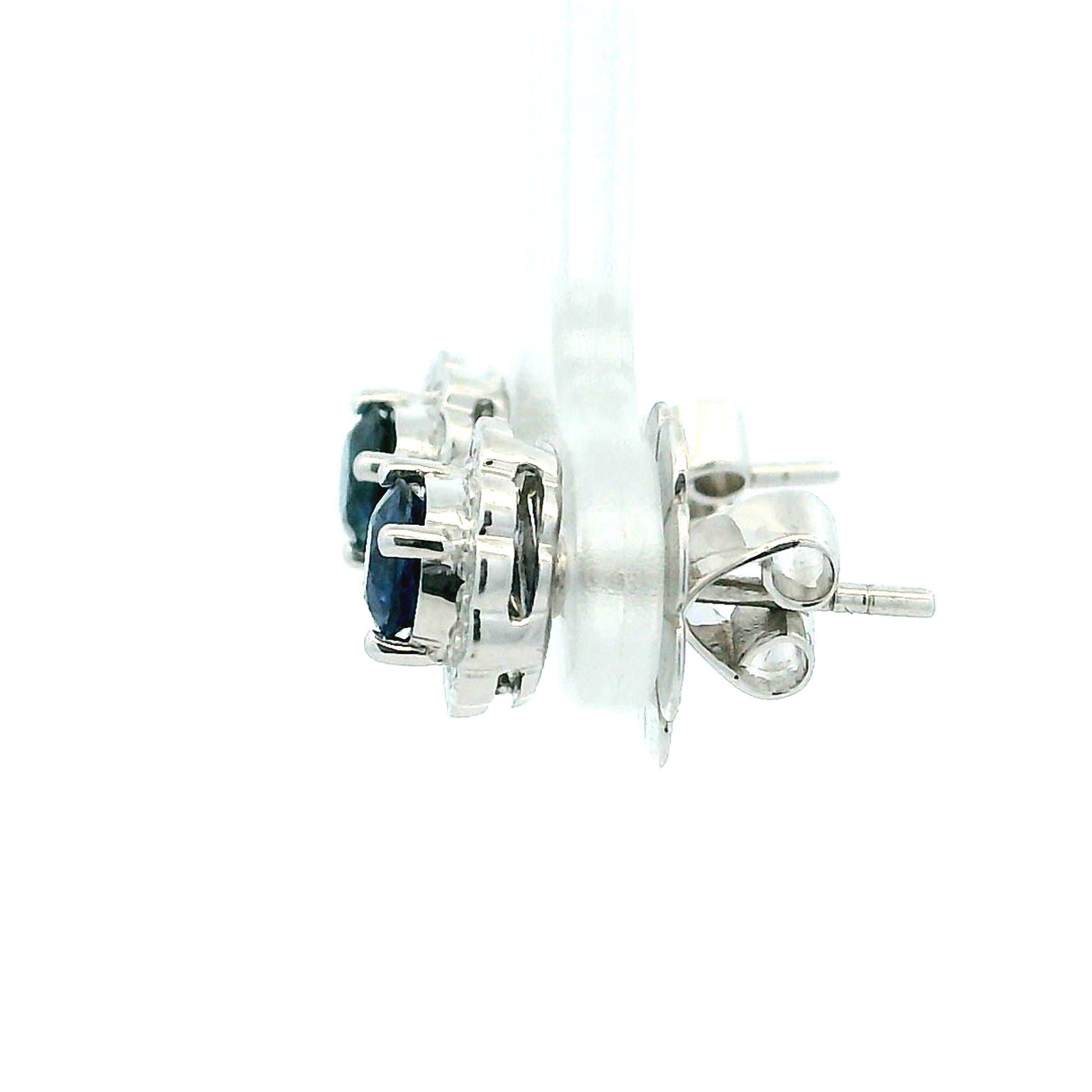 Boucles d'oreilles classiques en or blanc 14 carats avec saphirs et diamants en grappe en vente 4