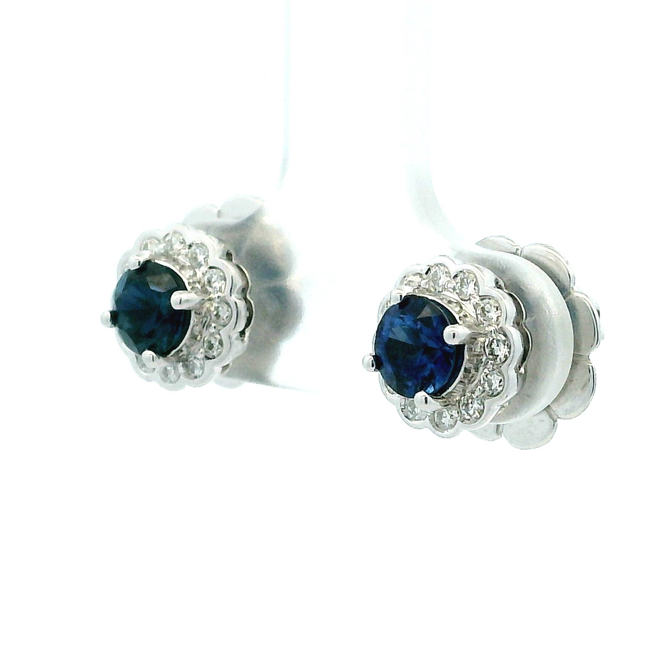 Boucles d'oreilles classiques en or blanc 14 carats avec saphirs et diamants en grappe en vente 5
