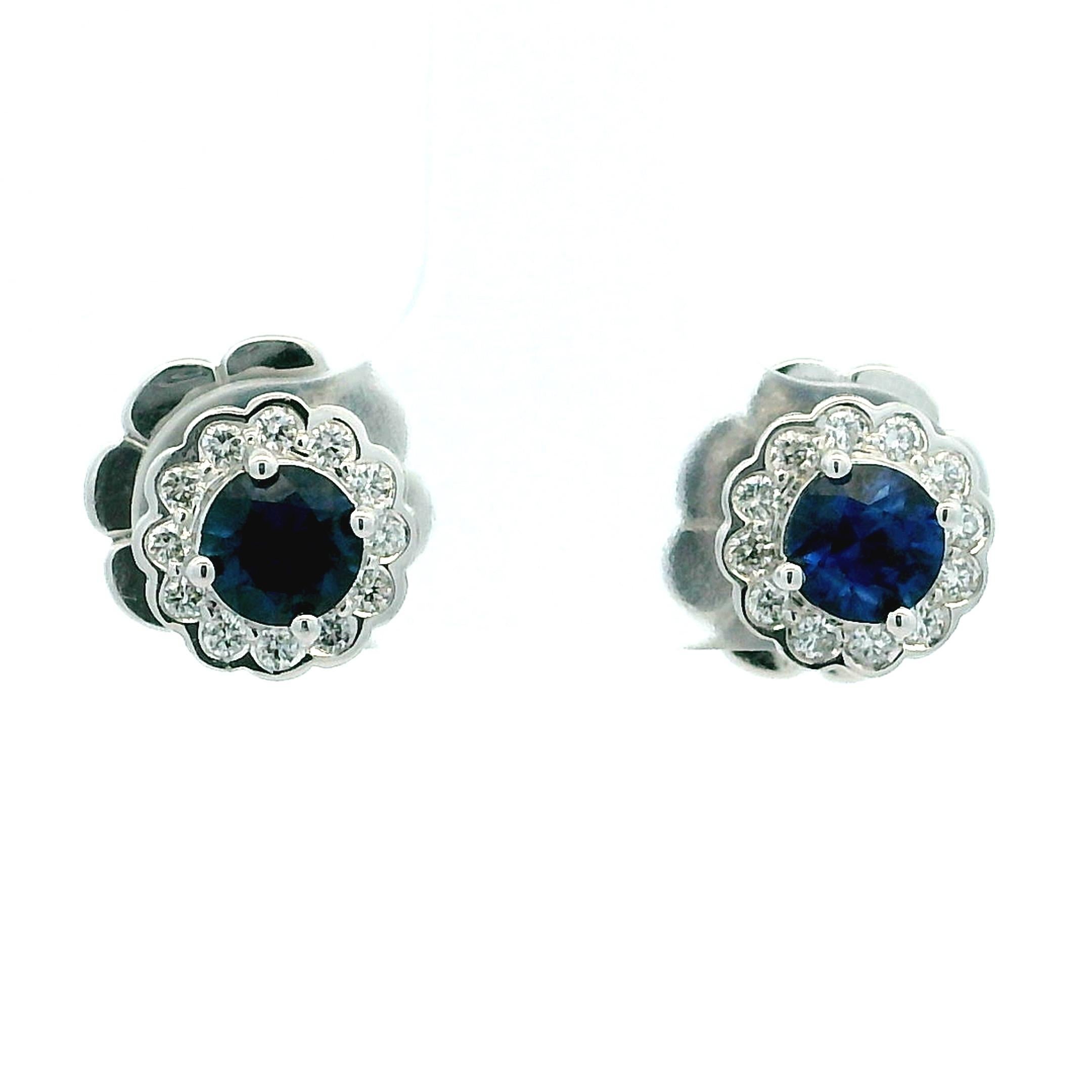 Boucles d'oreilles classiques en or blanc 14 carats avec saphirs et diamants en grappe en vente 6