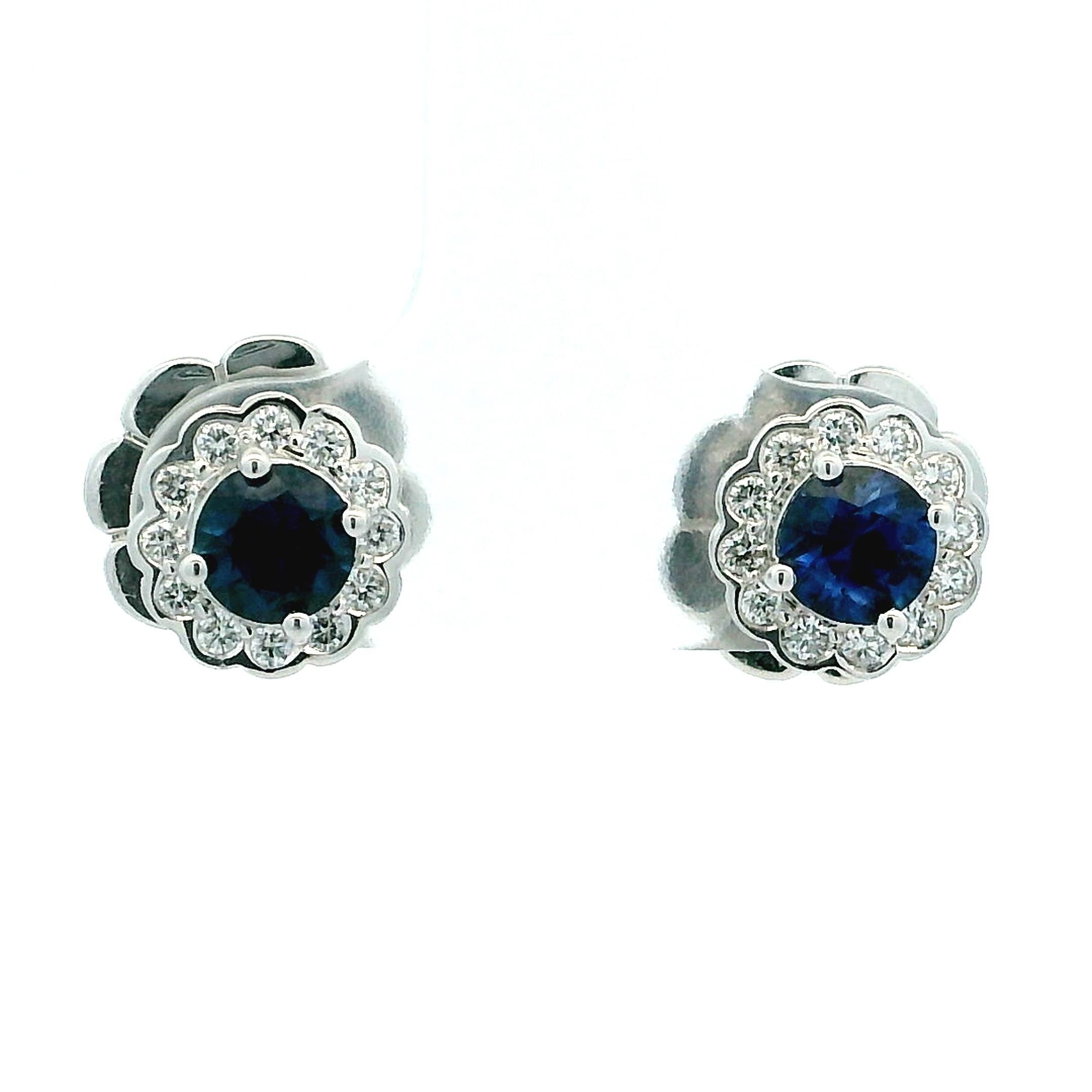 Contemporain Boucles d'oreilles classiques en or blanc 14 carats avec saphirs et diamants en grappe en vente