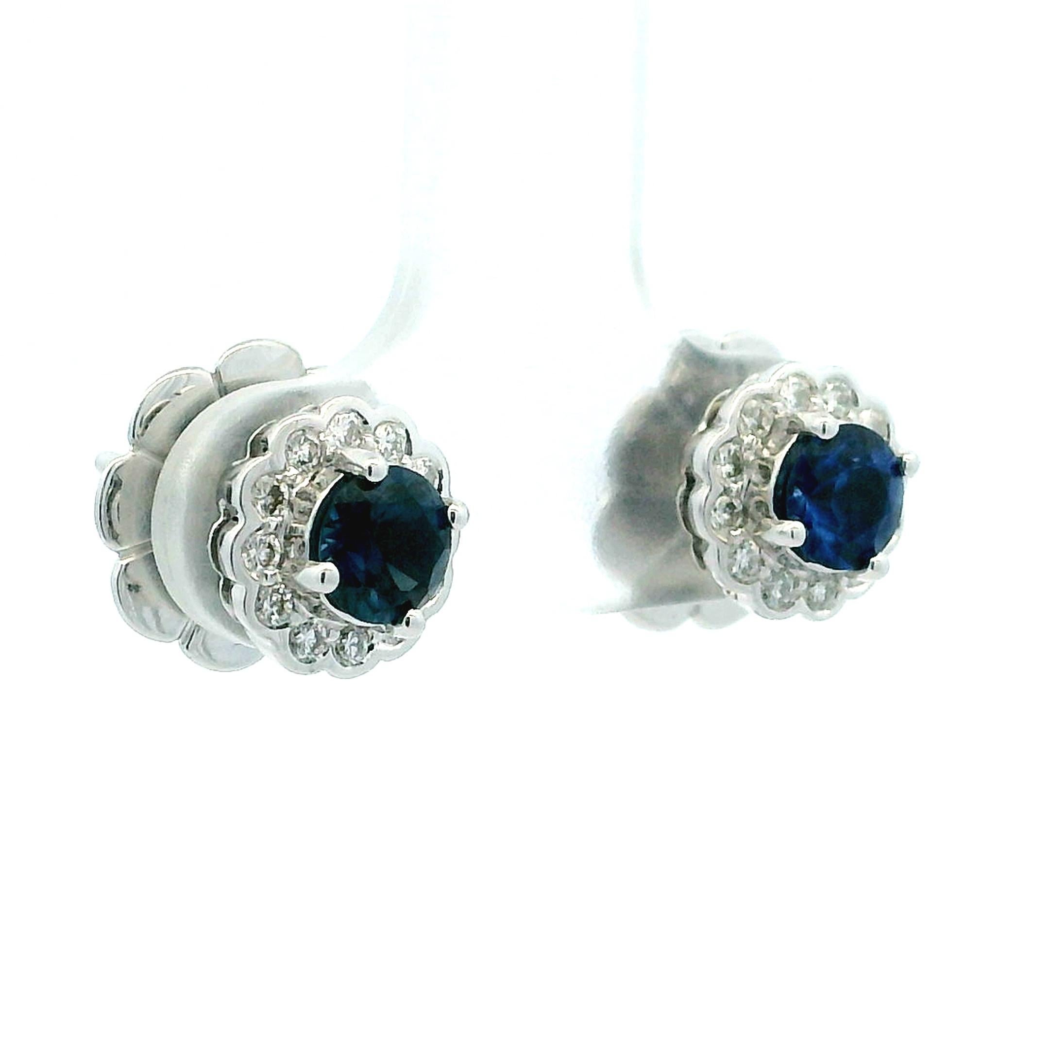 Taille ronde Boucles d'oreilles classiques en or blanc 14 carats avec saphirs et diamants en grappe en vente