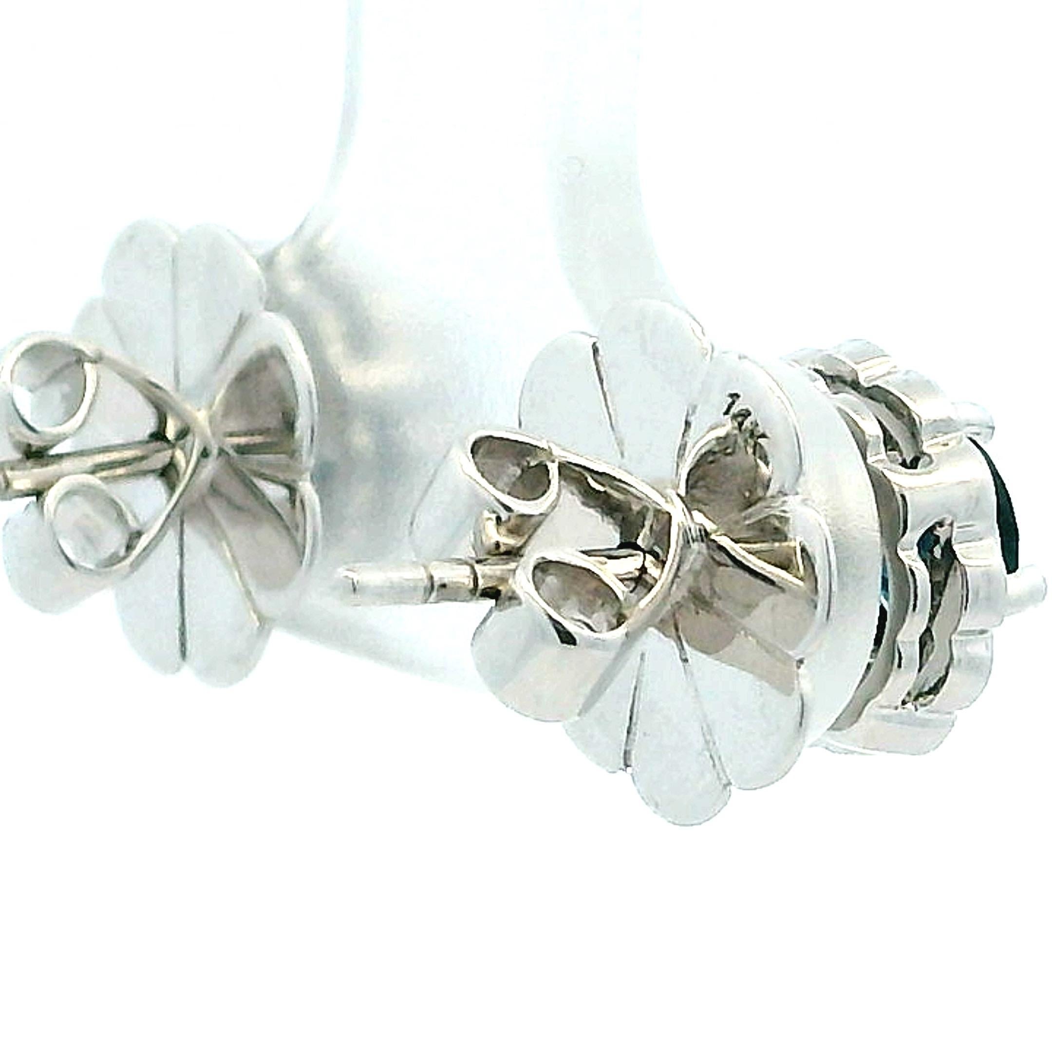 Boucles d'oreilles classiques en or blanc 14 carats avec saphirs et diamants en grappe Unisexe en vente