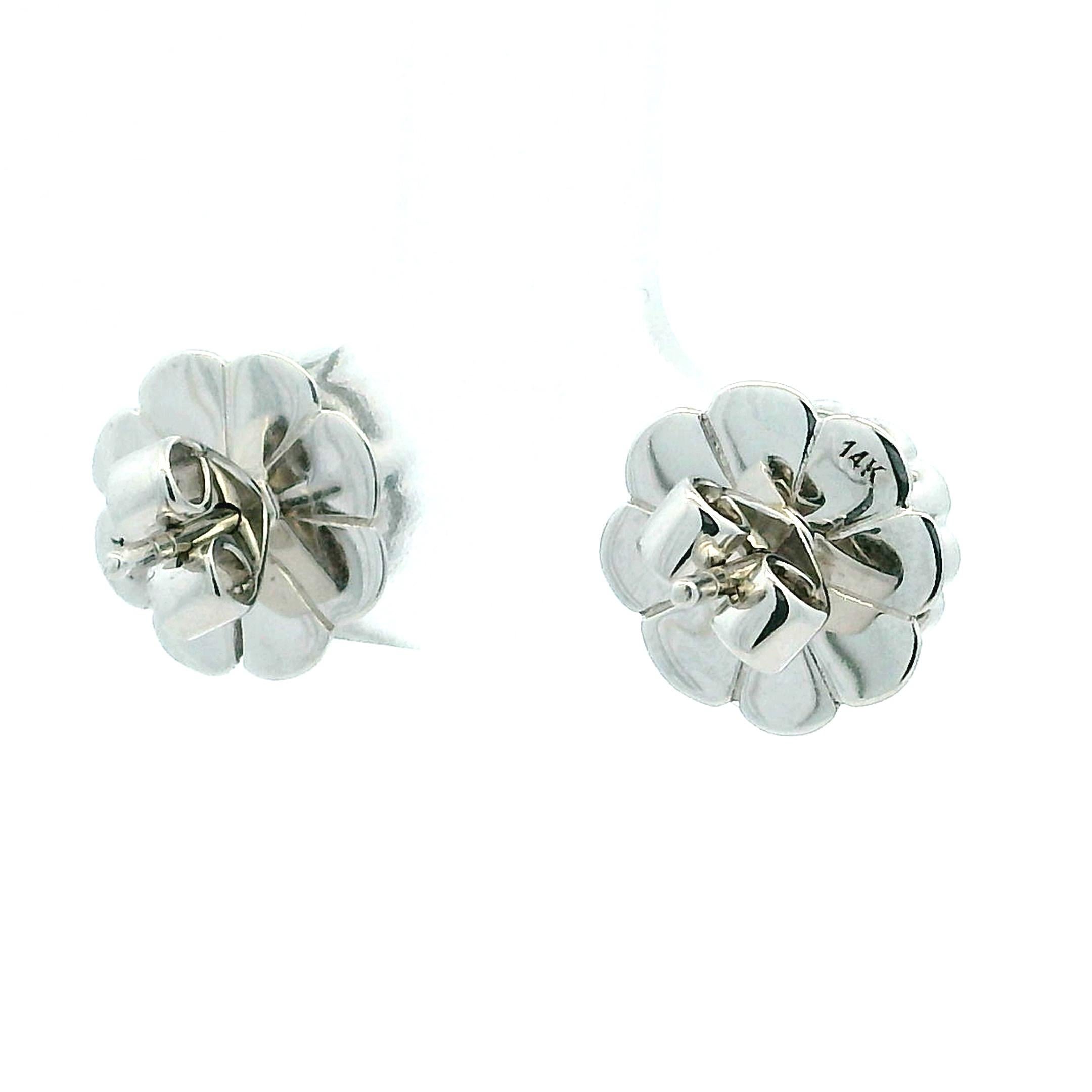 Boucles d'oreilles classiques en or blanc 14 carats avec saphirs et diamants en grappe en vente 1
