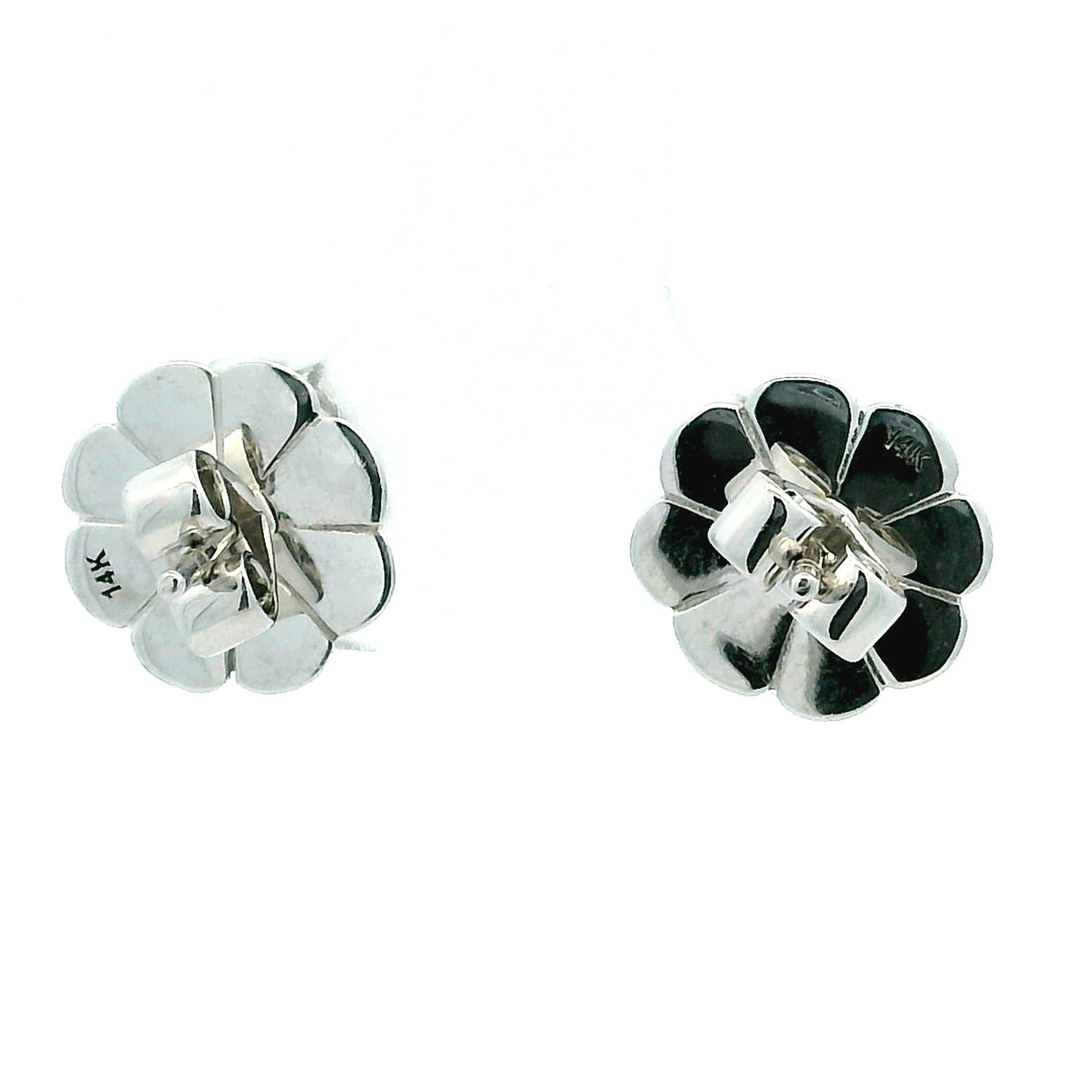 Boucles d'oreilles classiques en or blanc 14 carats avec saphirs et diamants en grappe en vente 2