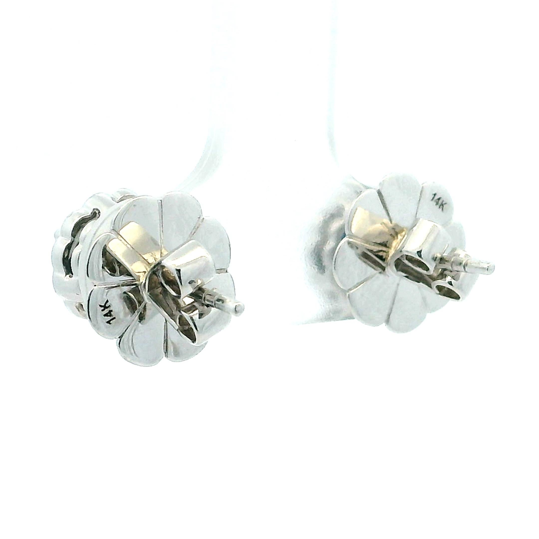 Boucles d'oreilles classiques en or blanc 14 carats avec saphirs et diamants en grappe en vente 3