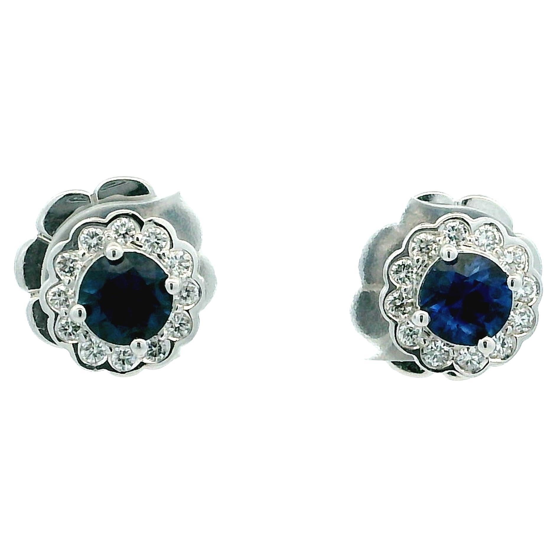 Boucles d
oreilles classiques en or blanc 14 carats avec saphirs et diamants en grappe