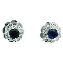 Boucles d
oreilles classiques en or blanc 14 carats avec saphirs et diamants en grappe