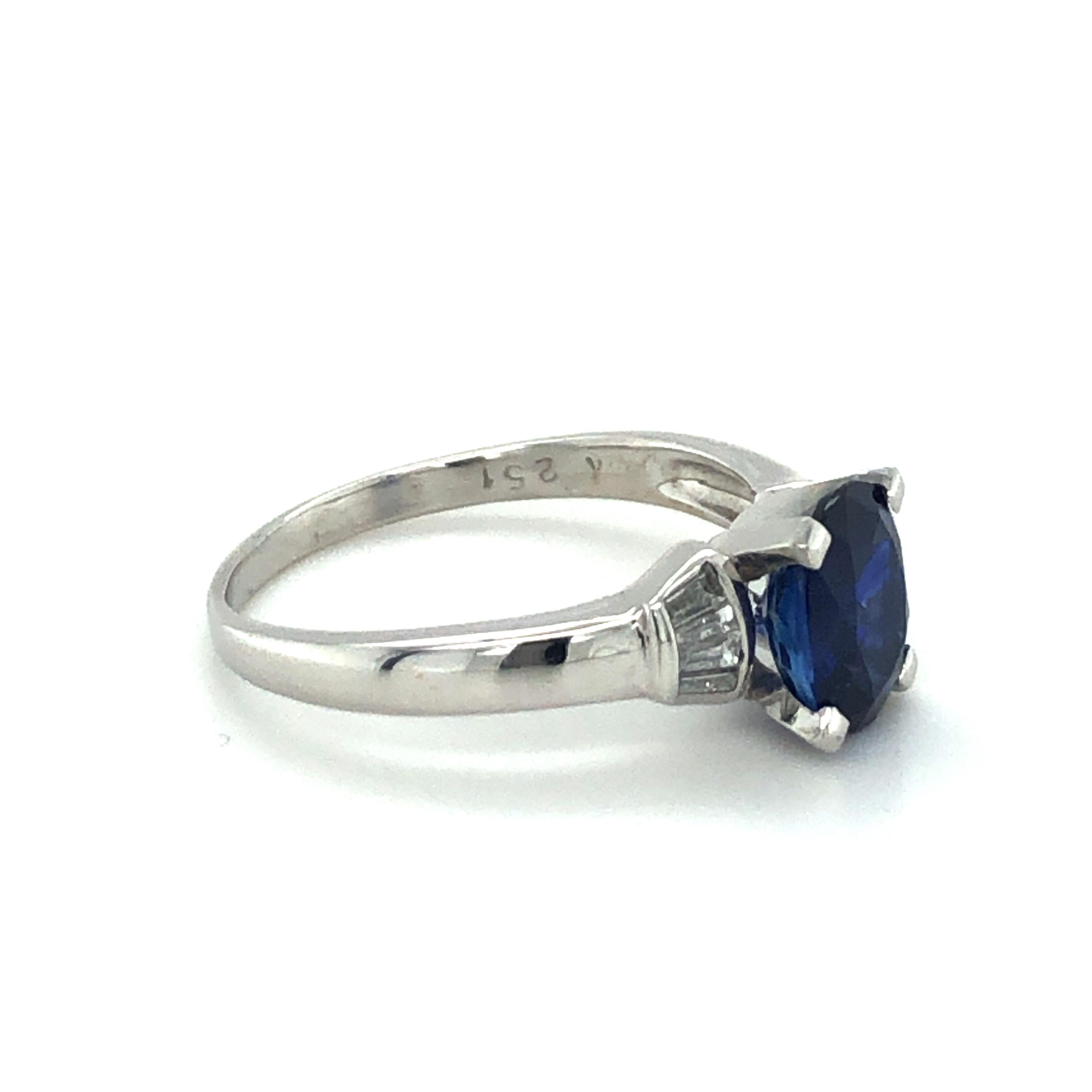 Modern Classic Sapphire and Diamond Ring in 18 Karat White Gold For Sale