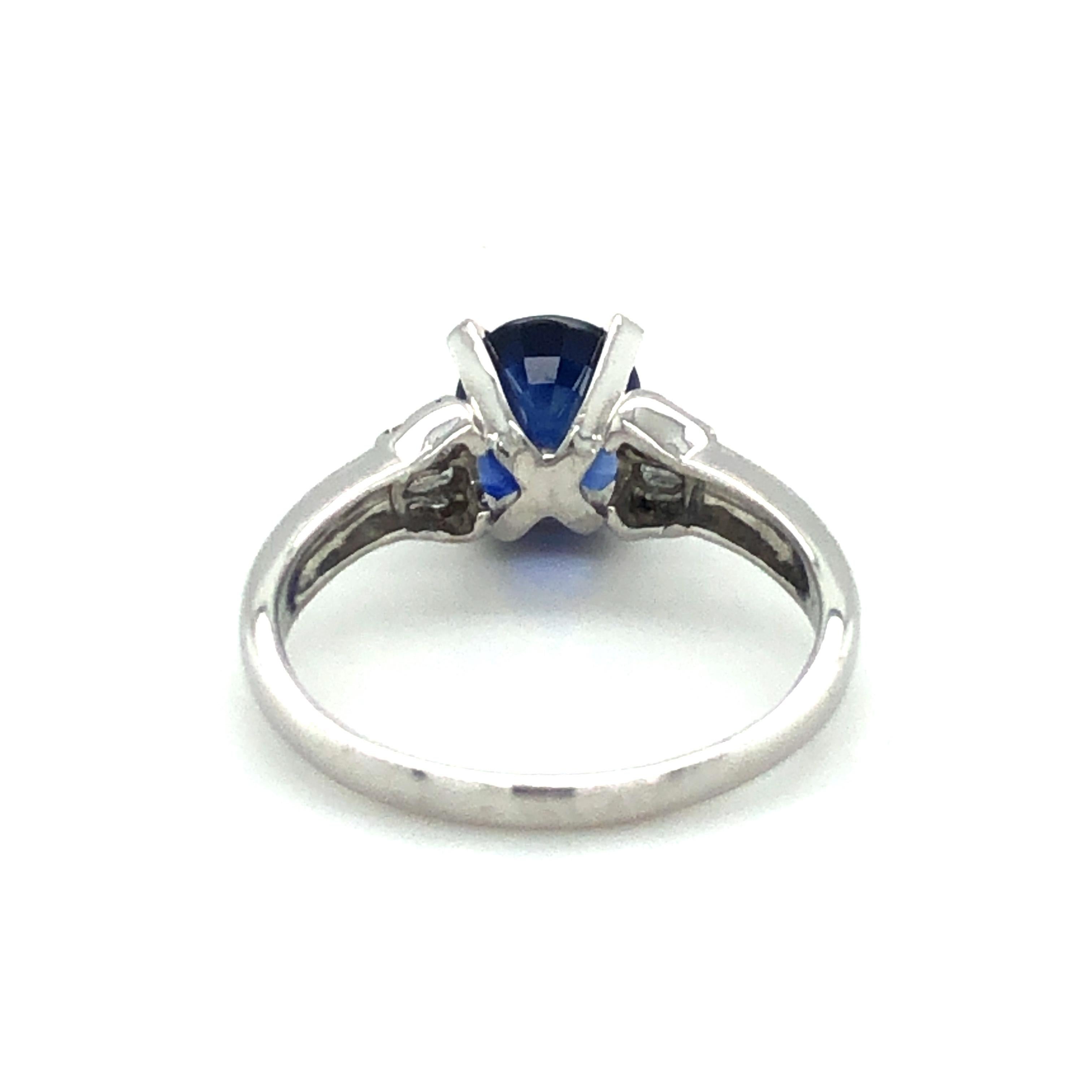 Classic Sapphire and Diamond Ring in 18 Karat White Gold In Good Condition For Sale In Lucerne, CH