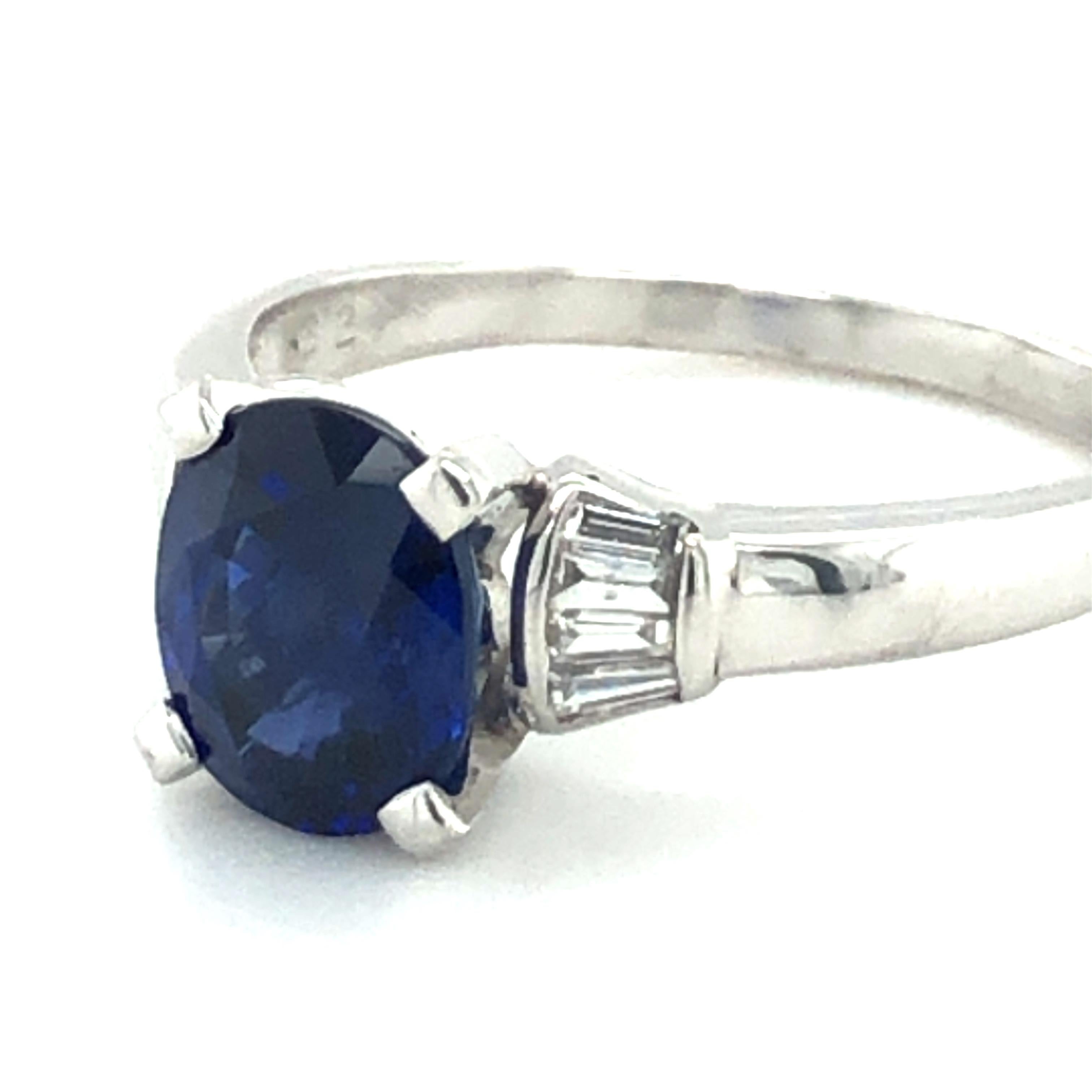 Classic Sapphire and Diamond Ring in 18 Karat White Gold For Sale 1