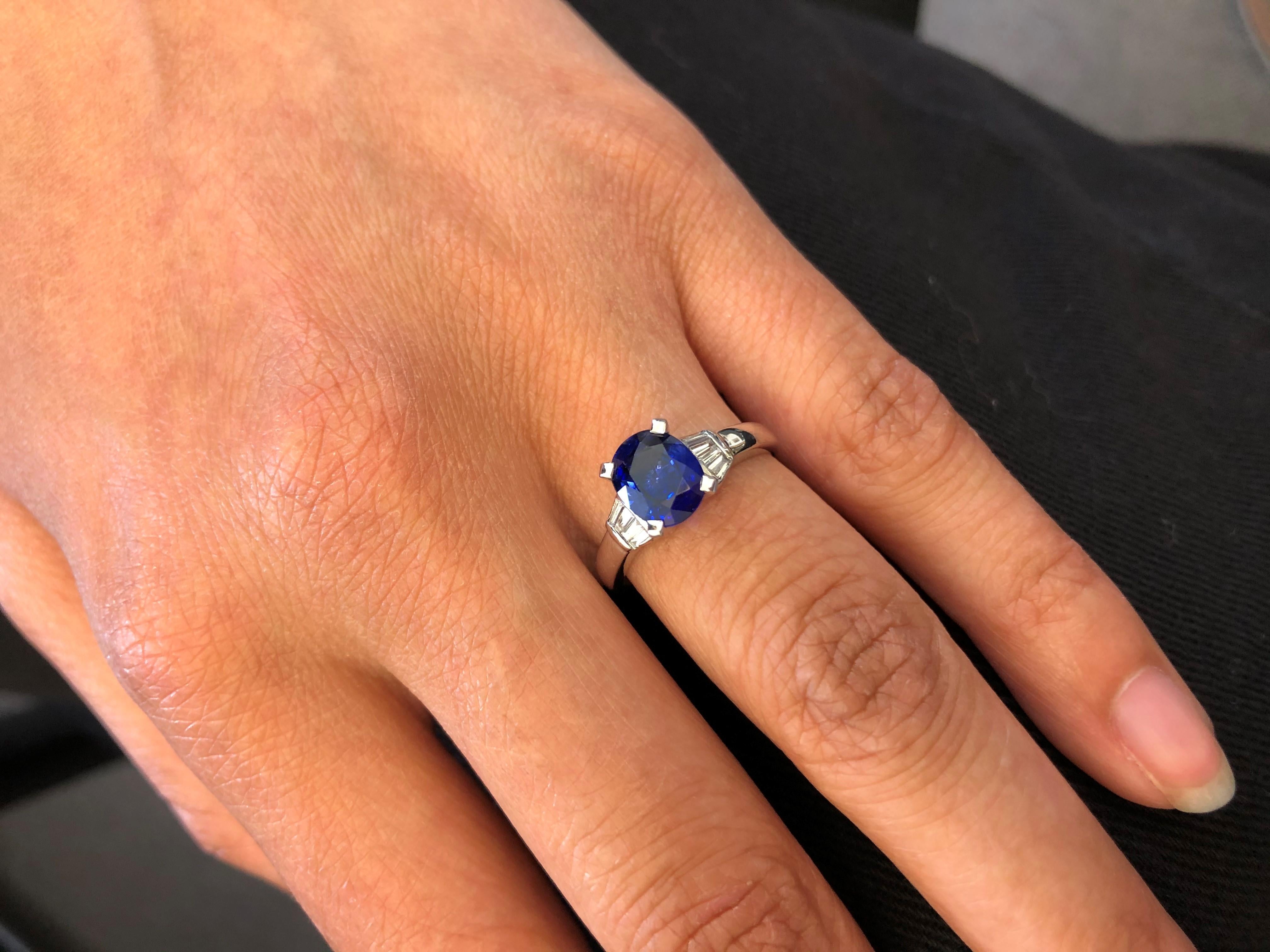 Classic Sapphire and Diamond Ring in 18 Karat White Gold For Sale 2