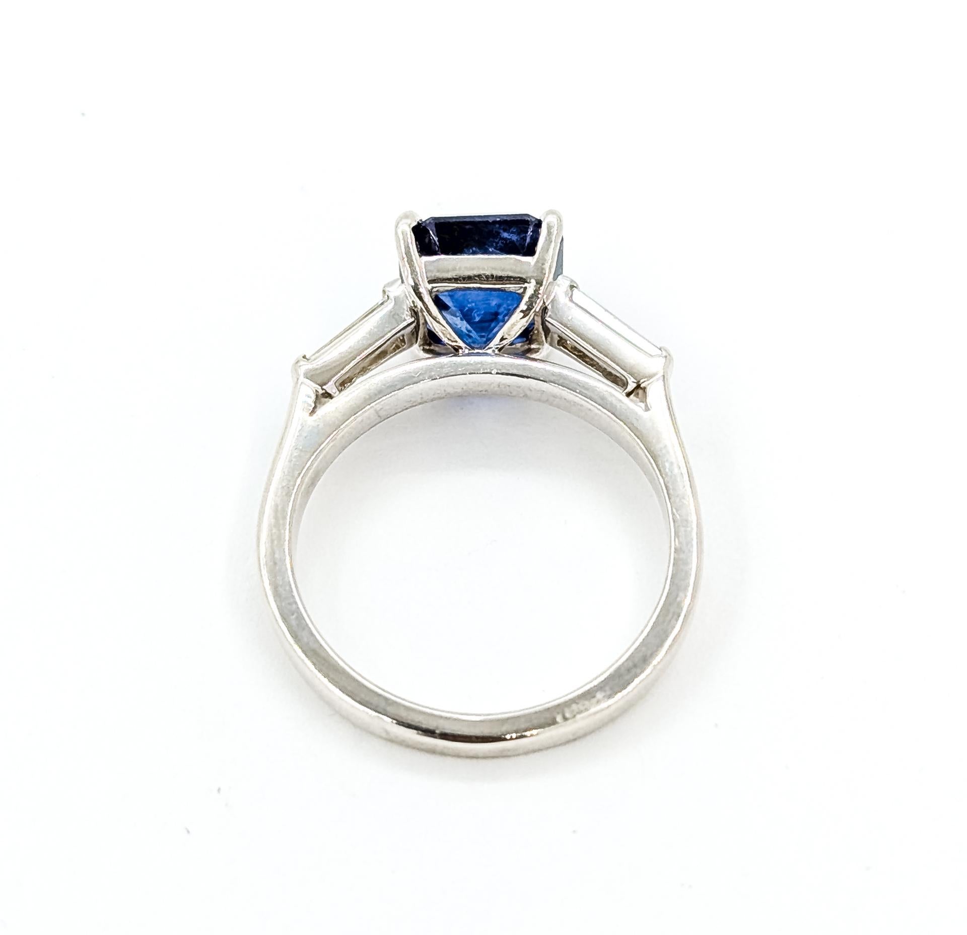 Anello classico con zaffiro e diamante a tre pietre in oro bianco 14 carati in vendita 5