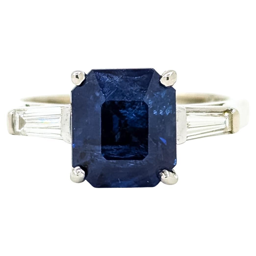 Klassischer 3-Stein-Ring mit Saphir und Diamant aus 14k Weißgold