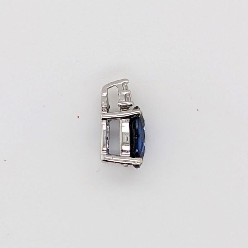Moderno Ciondolo classico con zaffiro e diamanti estratti dalla terra in oro bianco massiccio 14K OV 7x5mm in vendita