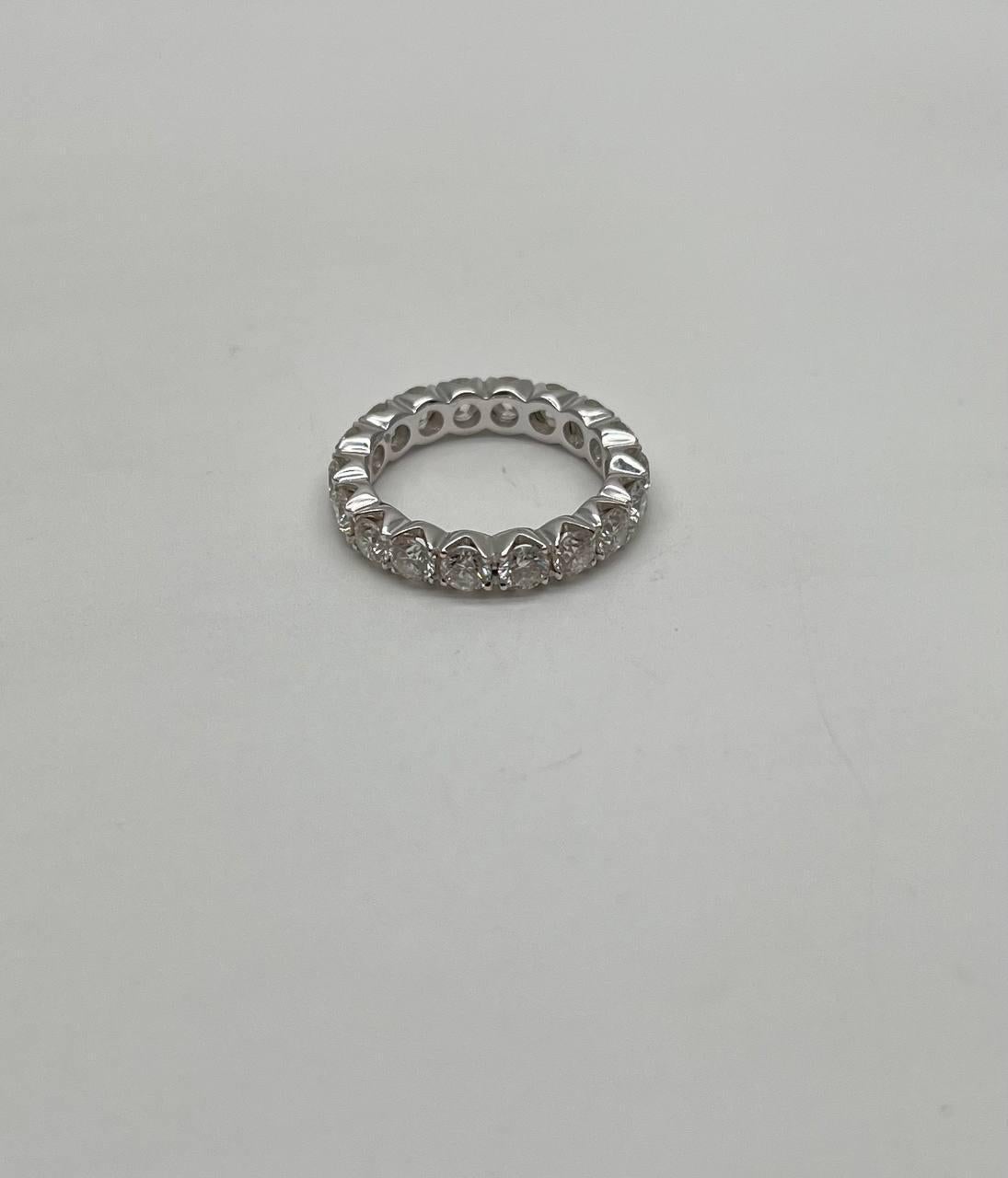 This elegant eternity band is crafted in 18K white gold. It features a continuous row of brilliant-cut white diamonds, totaling 2.01 carats.
The diamonds are set in a seamless circle, enhancing their sparkle.