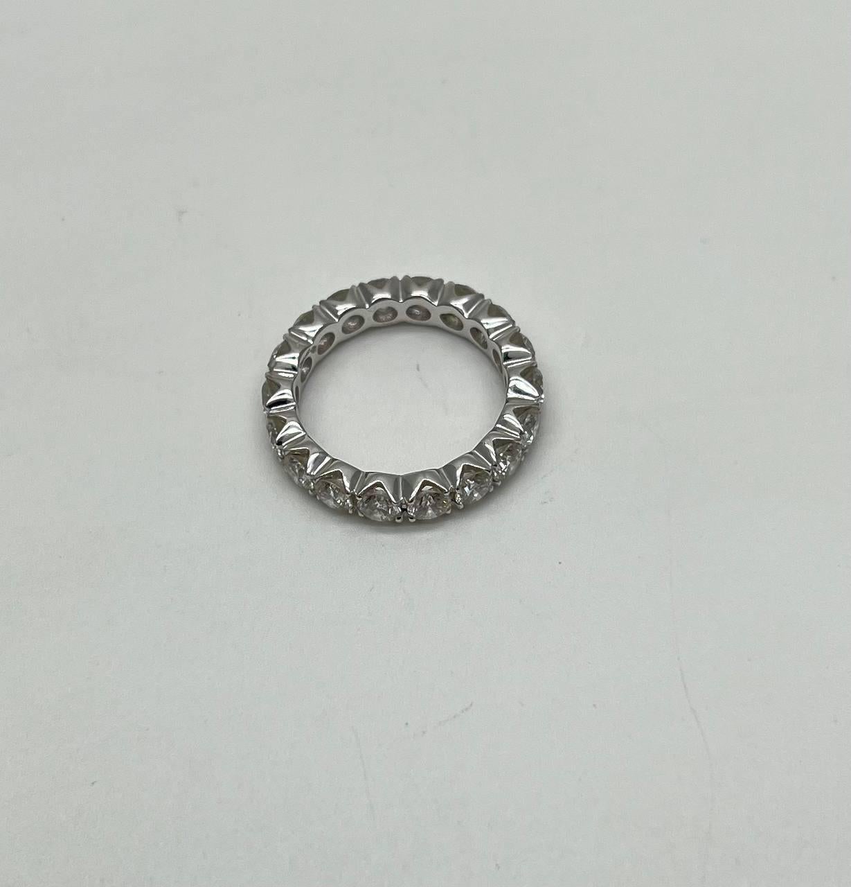 Women's Classic Scallop Prong Set Eternity Round Brilliant Diamond White Gold Band Ring For Sale