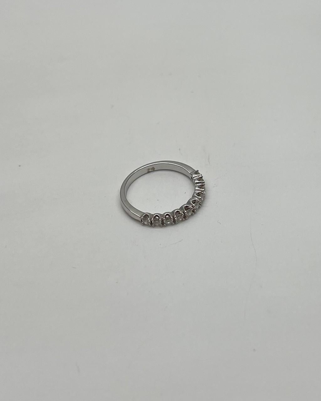 Brilliant Cut Classic Scallop Set Round Brilliant Diamond Line 14K White Gold Band Ring For Sale