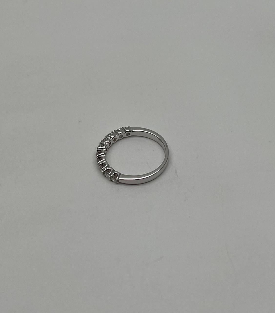 Mixed Cut Classic Scallop Set Round Brilliant Diamond Line 14K White Gold Band Ring For Sale