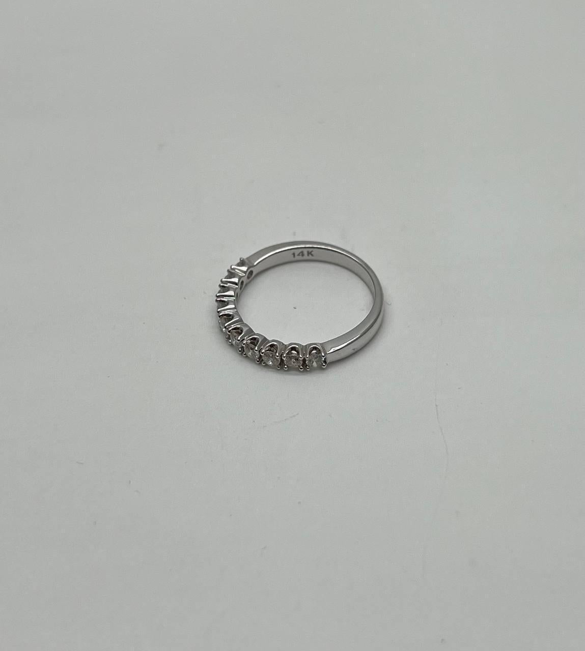 Classic Scallop Set Round Brilliant Diamond Line 14K White Gold Band Ring In New Condition For Sale In Oakton, VA