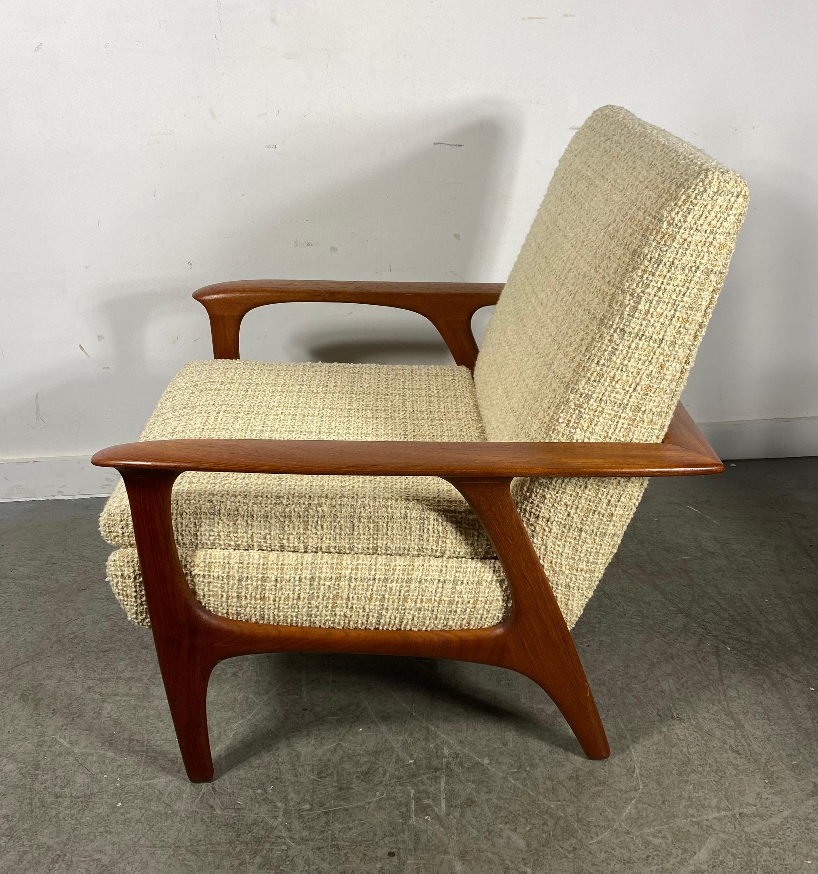 Classic Scandinavian Modern Teak Lounge Chair , manner Of Hans Wegner For Sale 4